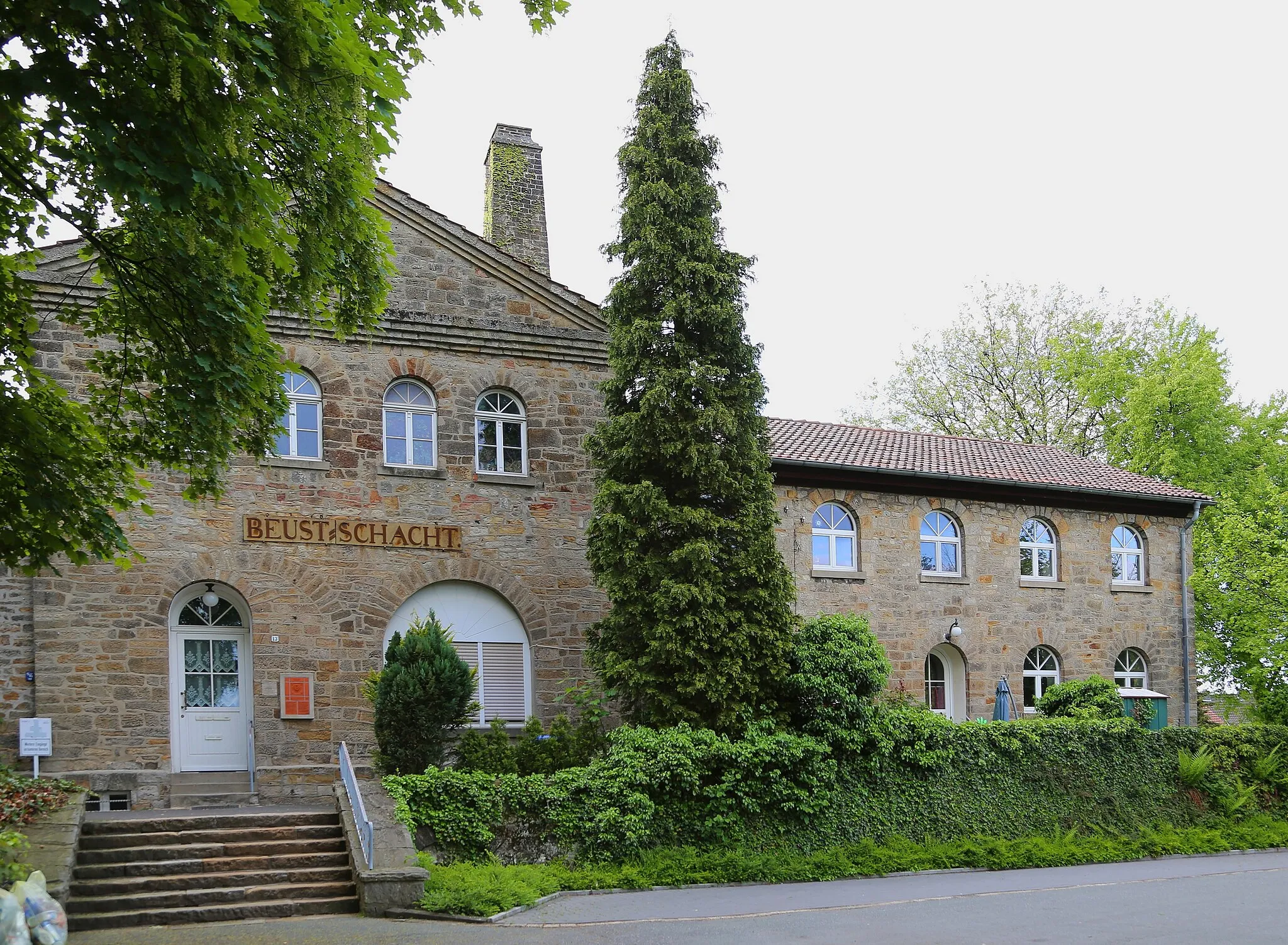 Photo showing: The shaft building of the former Beustschacht Coal Mine in Ibbenbüren-Bockraden, Kreis Steinfurt, North Rhine-Westphalia, Germany. Since 1987 the sandstone building is a listed cutural heritage monument.