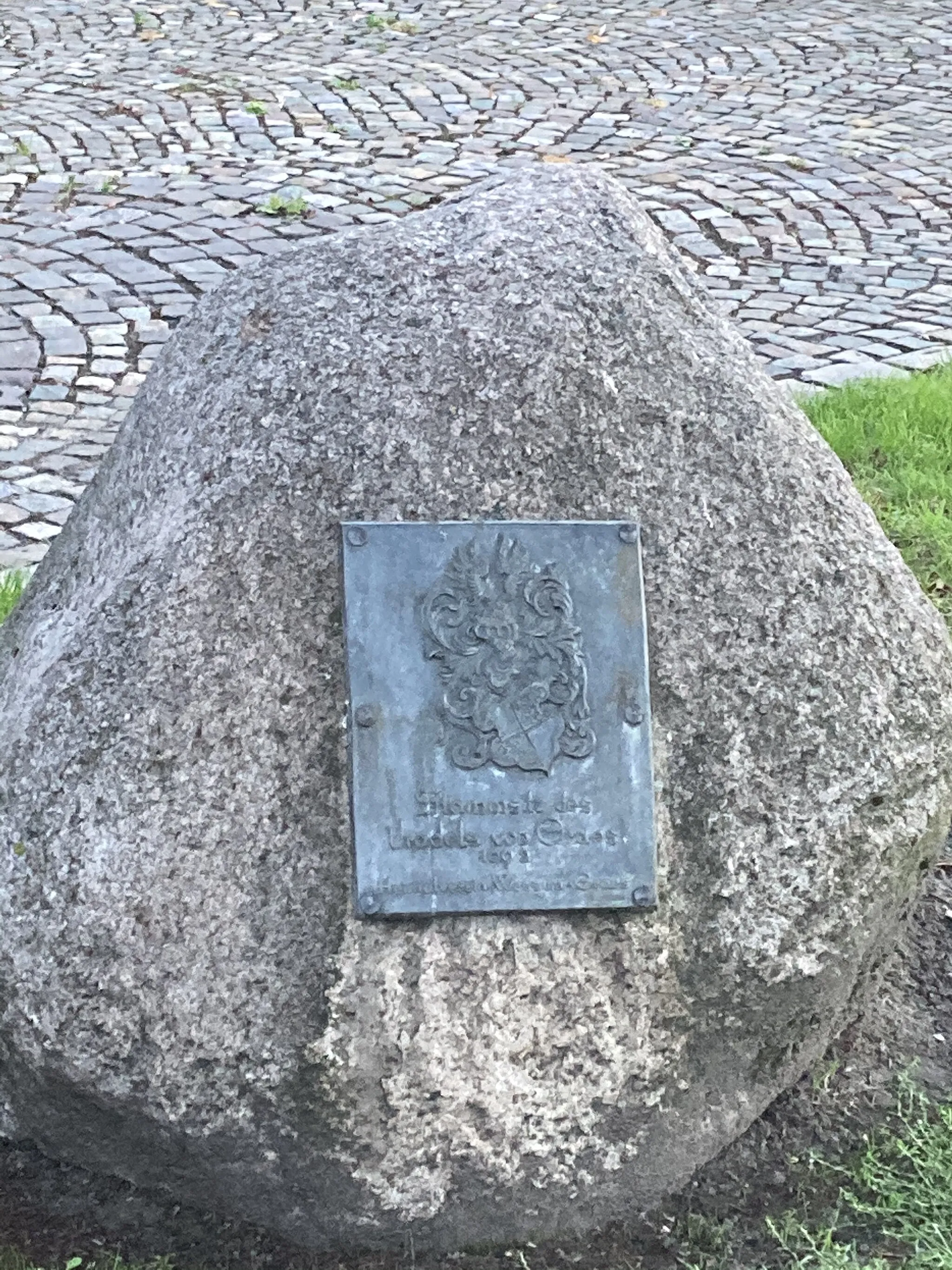 Photo showing: Gedenkstein mit Wappen der Familie von Graes