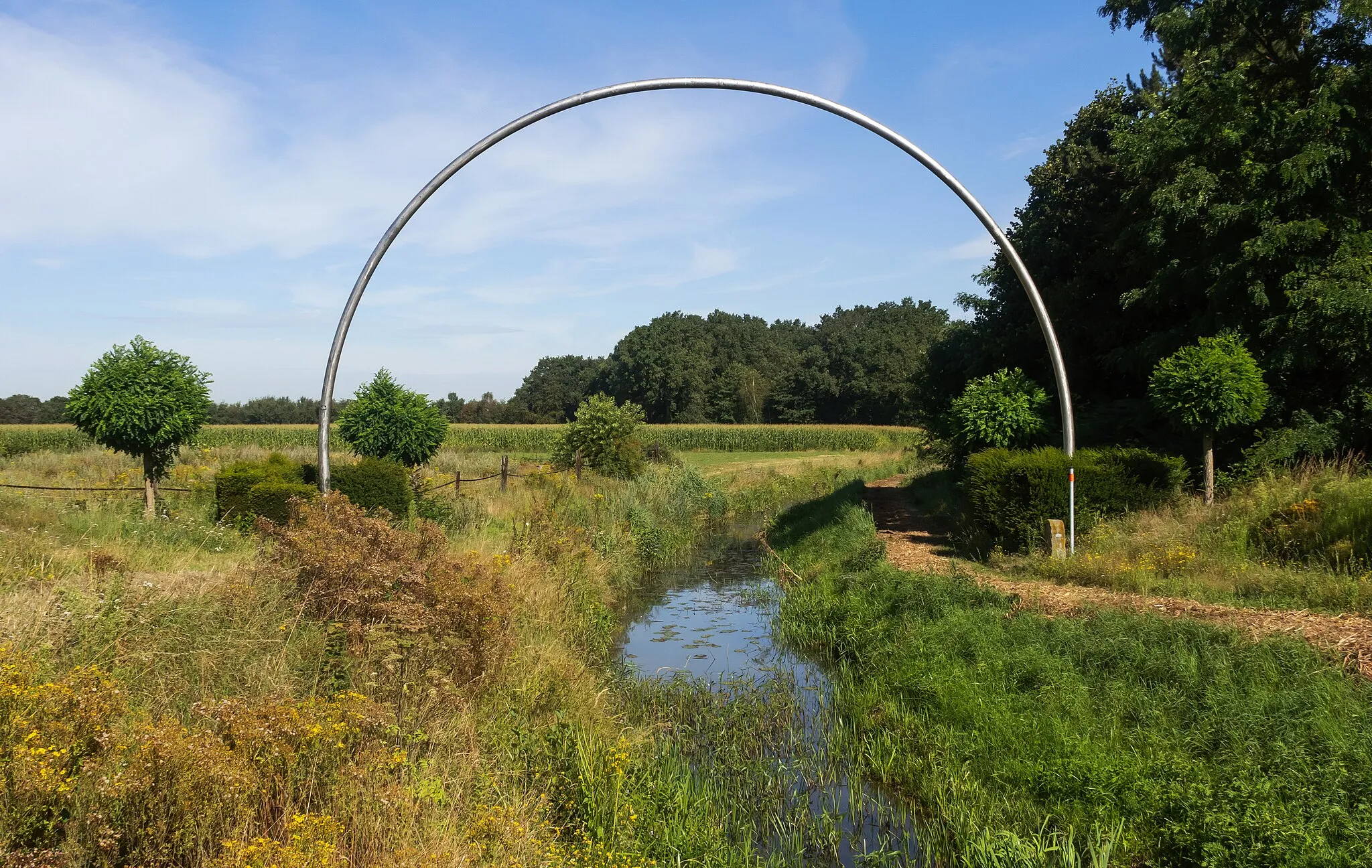 Photo showing: between Noord-Deuningen and Nordhorn, stream: the Rammelbeek - the border between the Netherlands and Germany with sculpture De Boog (the arch), 1996