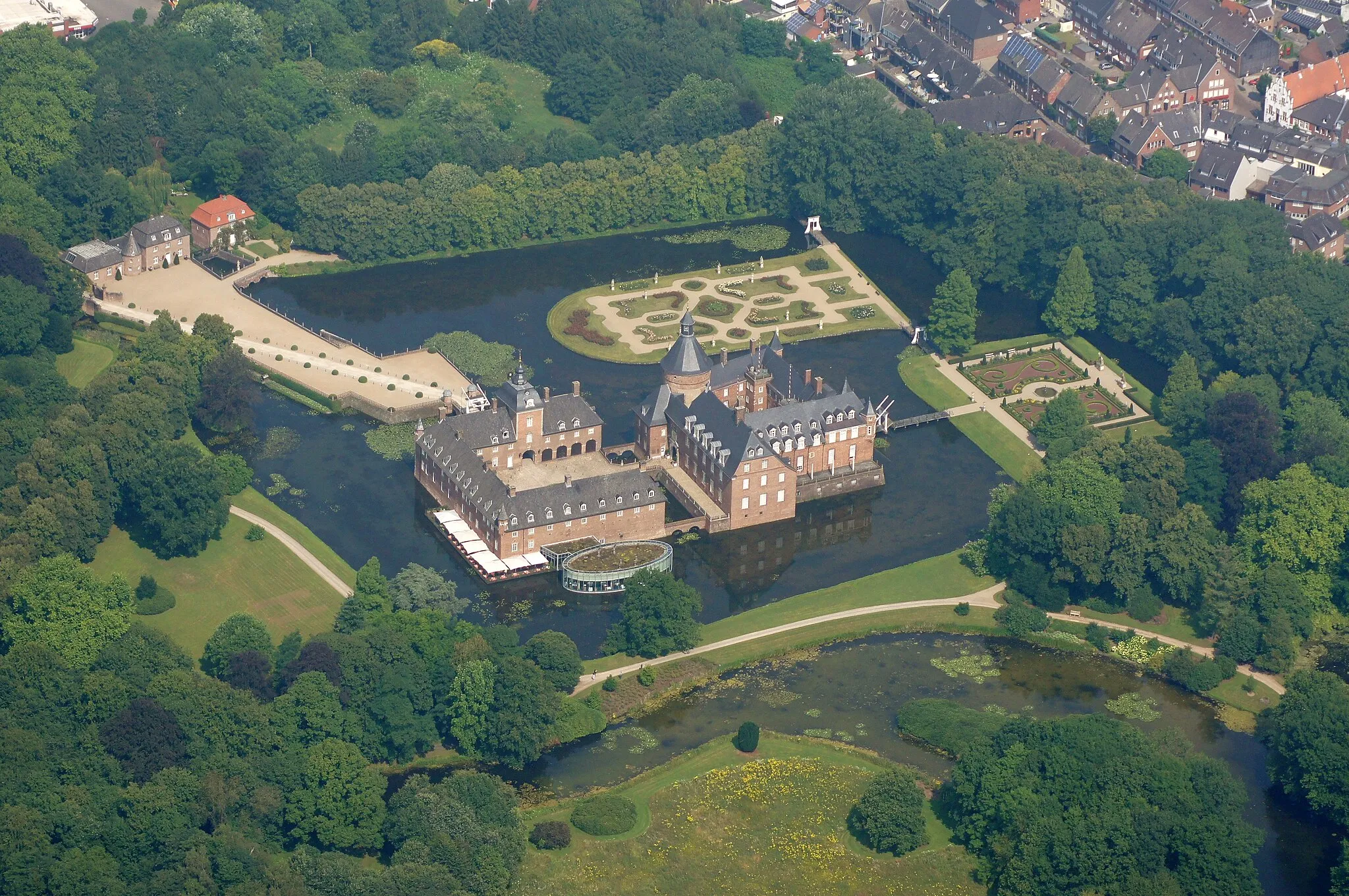 Photo showing: The castle of Anholt is situated in  Anholt, Isselburg, district of Borken in North Rhine-Westphalia, Germany.
