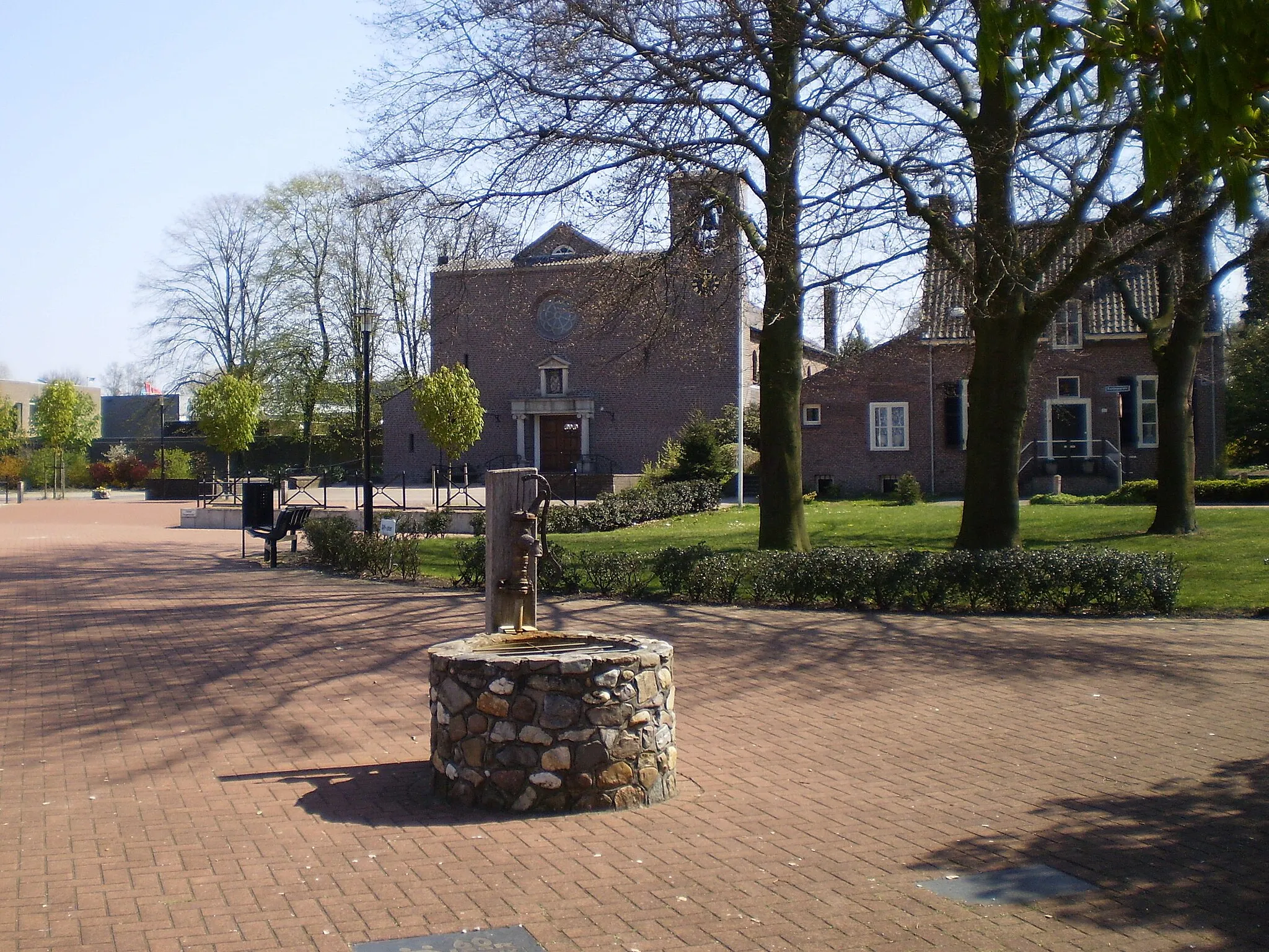 Photo showing: Lievelde: Koningsplein, met o.a. R.K. kerk "Christus Koning"
