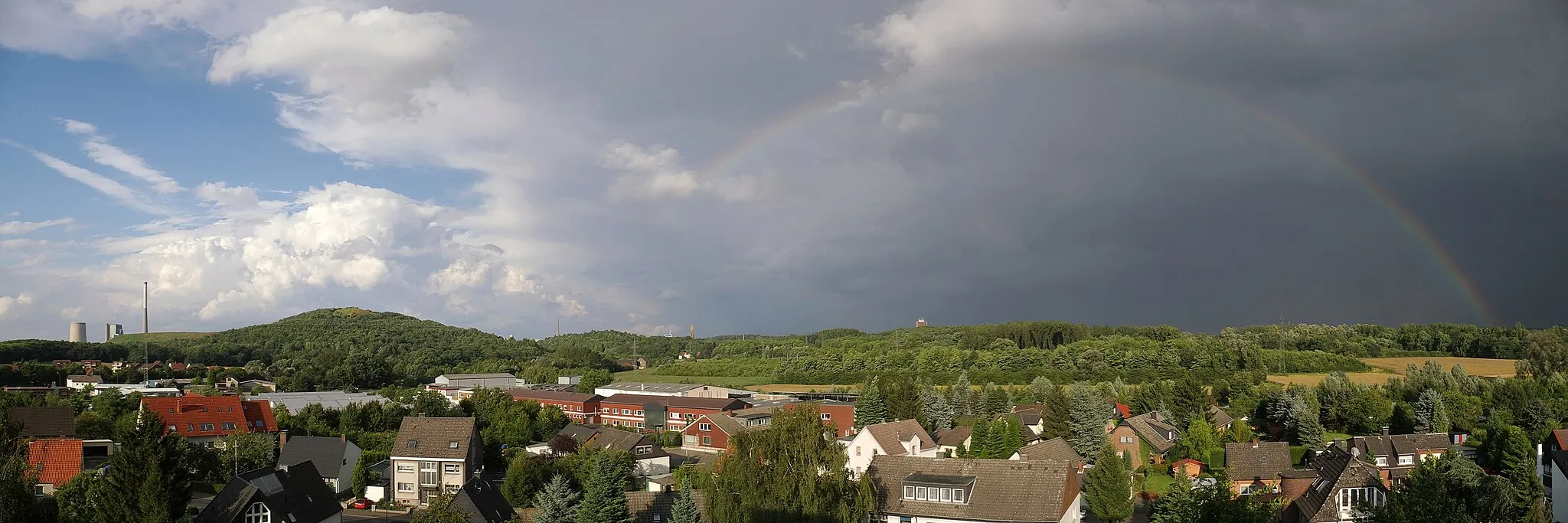 Photo showing: Blick auf die teilrenaturierte Bergehalden "Großes Holz" und "Adener Höhe" in Bergkamen. Im Hintergrund links das Steinkohlekraftwerk Bergkamen-Heil, etwas links von der Mitte lugt ganz klein das Schachtgerüst Neu-Monopol des Bergwerks Ost hervor