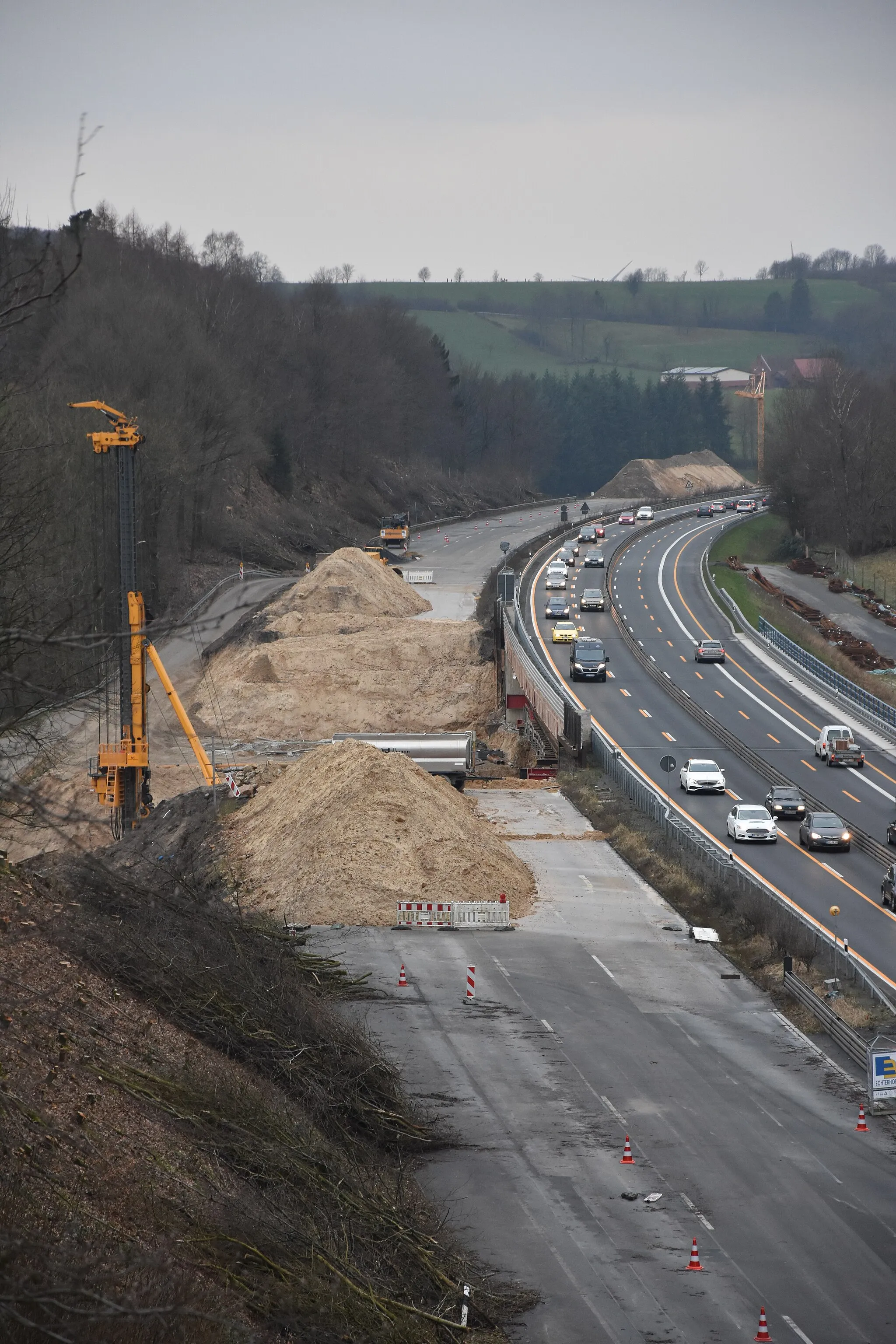 Photo showing: Blick von der Hermannsbrücke zur Talbrücke Smanforde. Im Januar 2018 Baustelle zur Erneuerung der Teutoburger Wald Talbrücken.