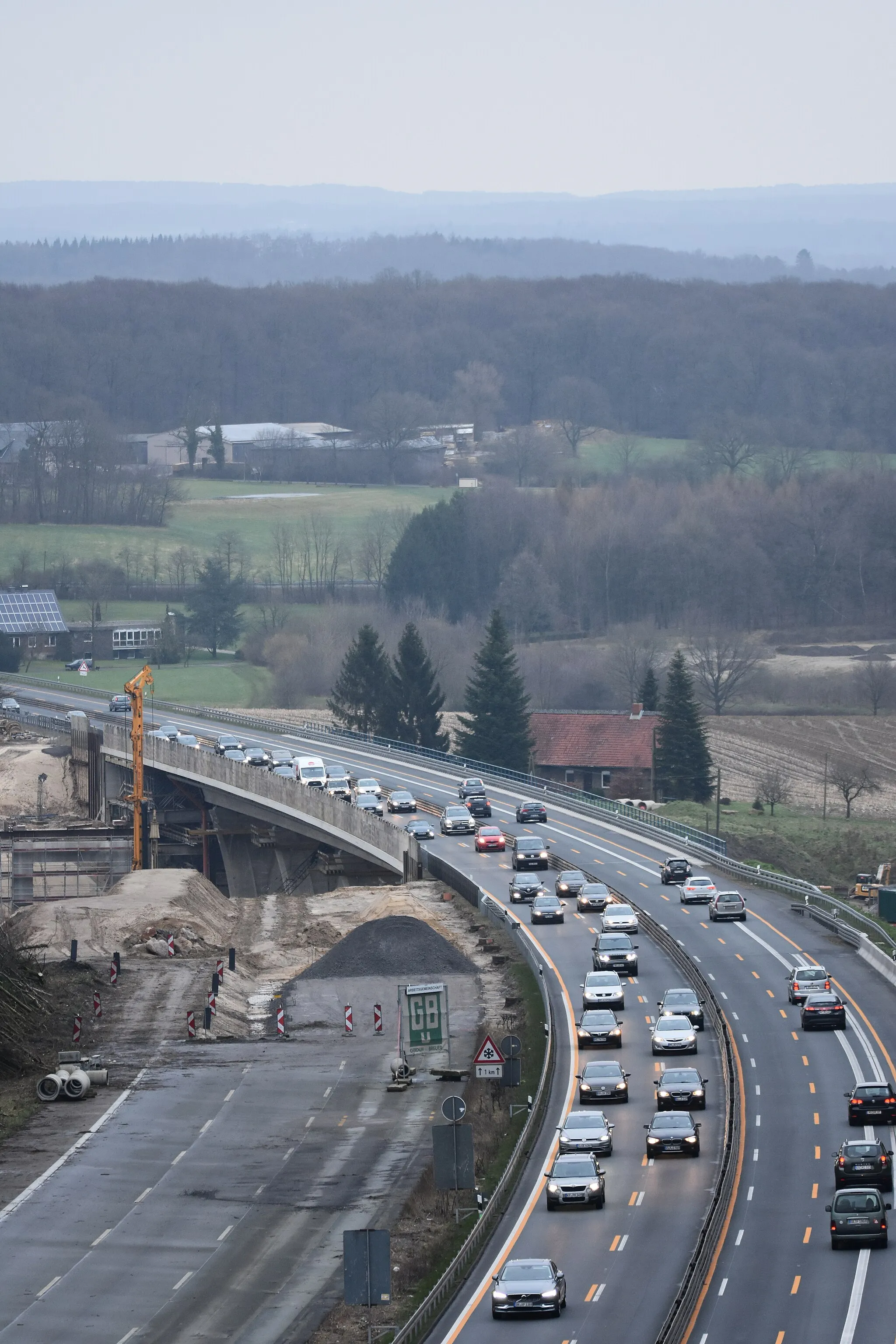 Photo showing: Blick von der Hermannsbrücke zur Talbrücke Habichtswald. Im Januar 2018 Baustelle zur Erneuerung der Teutoburger Wald Talbrücken.