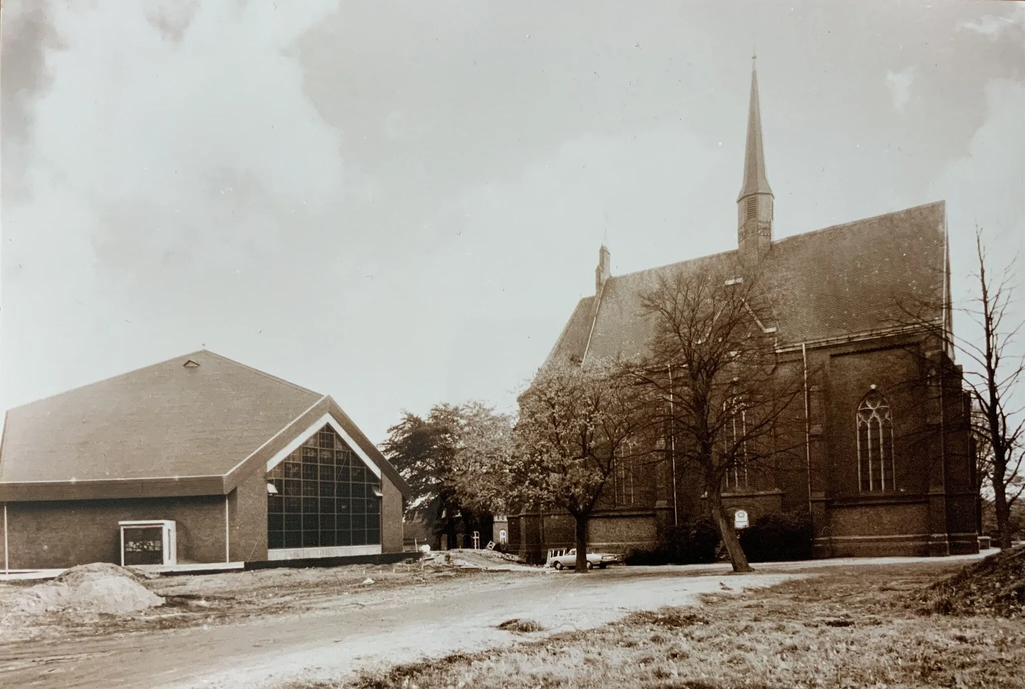 Photo showing: Der letzte Gottesdienst in der alten Kirche wurde am 13. November 1971 gefeiert, am 14. November 1971 erfolgte die Einweihung des neuen Kirchengebäudes. Im Februar 1972 wurde das alte Kirchengebäude abgebrochen.