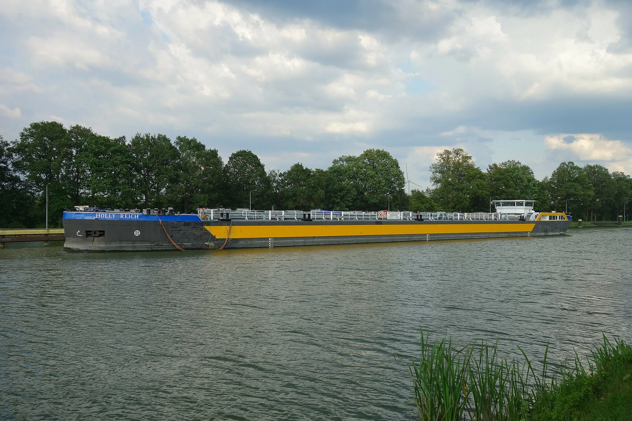 Photo showing: German tank barge Holly Reich approaching Altenrheine lock