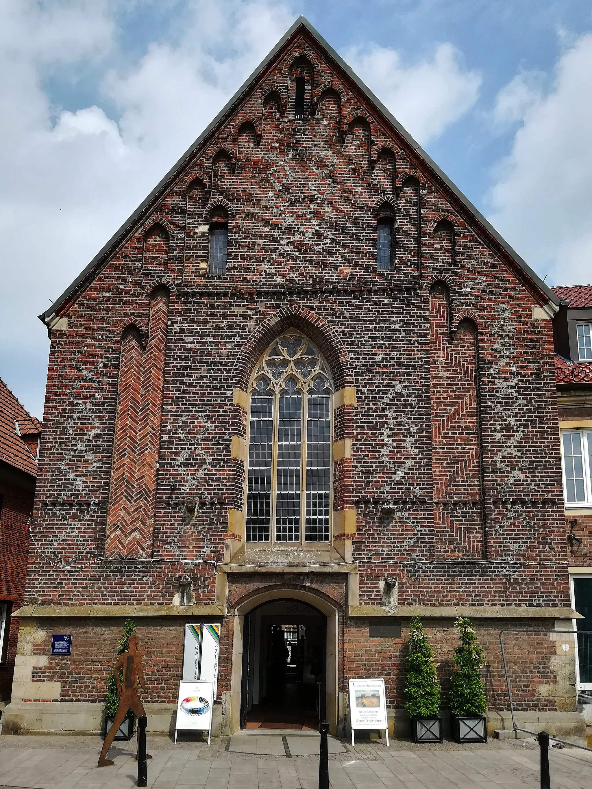 Photo showing: Ehem. Heilig-Geist-Kirche, jetzt Heimatmuseum und Sitzungssaal, ursprünglich Gastkirche des Spitals zum Hlg. Geist, seit 1809 profaniert, einschiffiger Backsteinbau mit Dachreitern, um 1380–1390 erbaut.