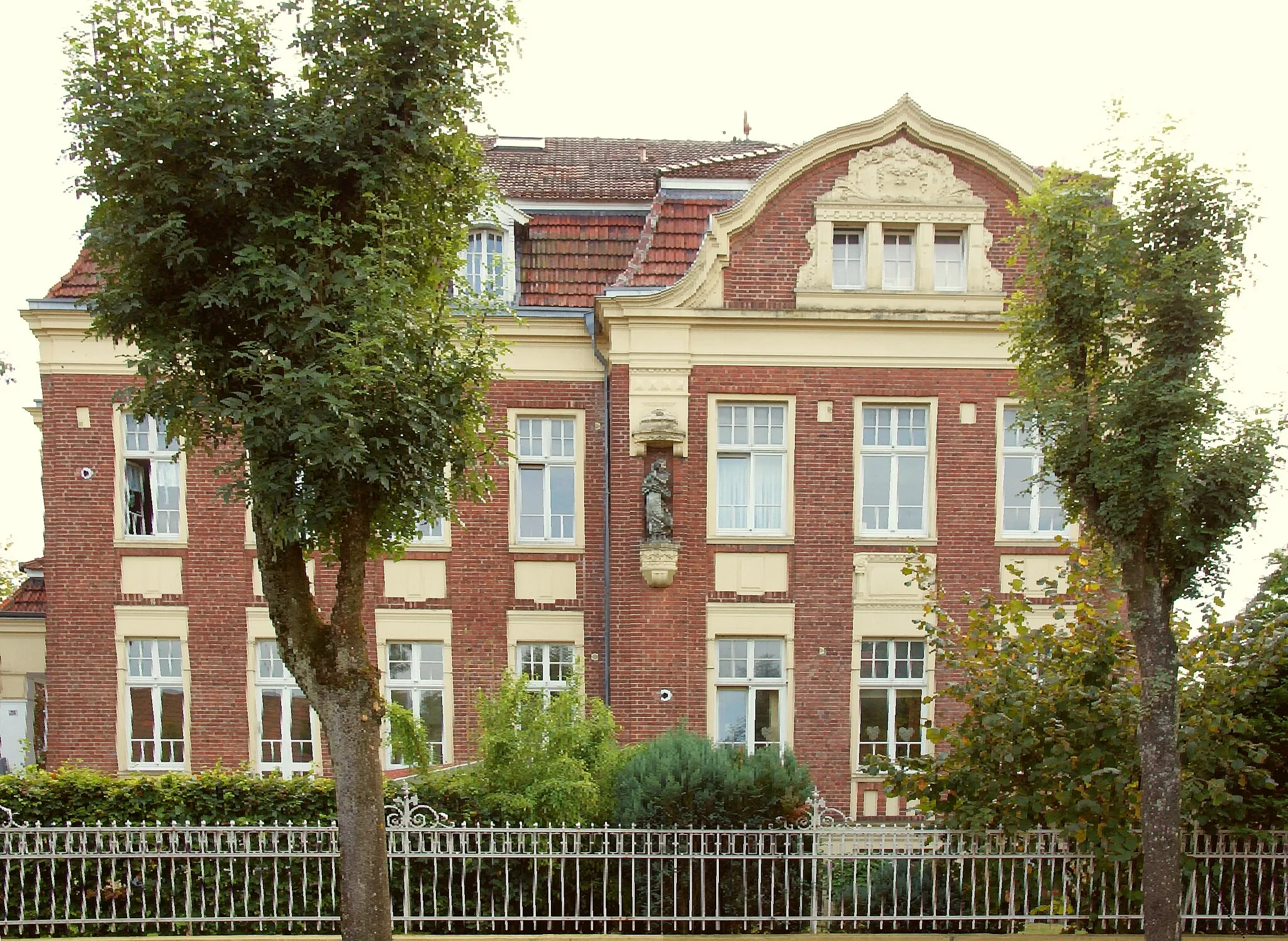 Photo showing: ehemaliges St.-Josef-Stift in 48599 Gronau (Westfalen), Ortsteil Epe, Zum Bahnhof 23, unter Denkmalschutz, zu Eigentumswohnungen umgebaut