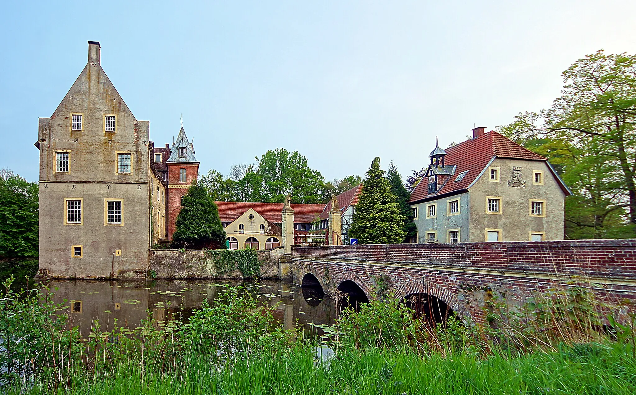 Photo showing: Schloss Senden is a water castle in Senden, North Rhine-Westphalia, Germany.

This is a photograph of an architectural monument. It is on the list of cultural monuments of Senden (Westfalen), no. 02-04.