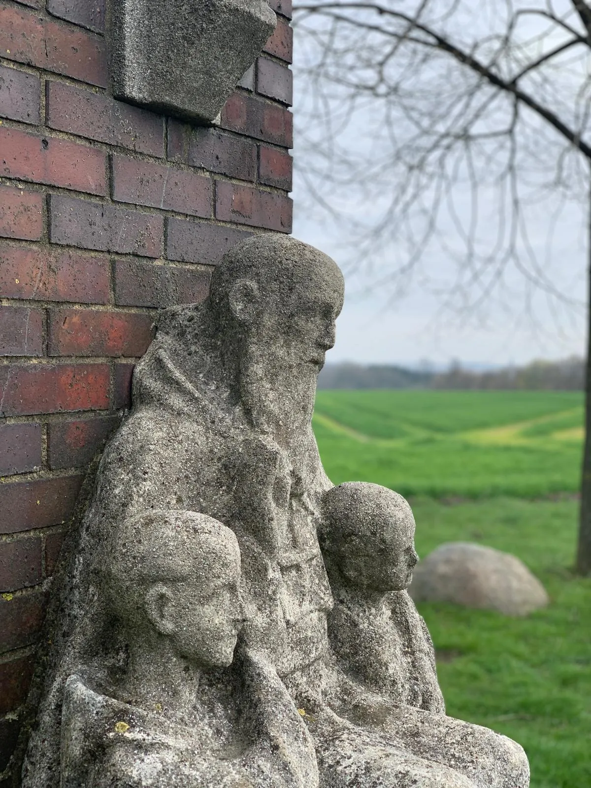Photo showing: Ludgerirast, highest point of Coesfeld mountains, where Ludgerus, as the legend tells, gave a last blessing to the diocese of Mimigernaford (Münster) the day before his death, March 26. 809. Monument by Dominikus Zwernemann OSB (1901–1983 from monastery Gerleve), dated 1934