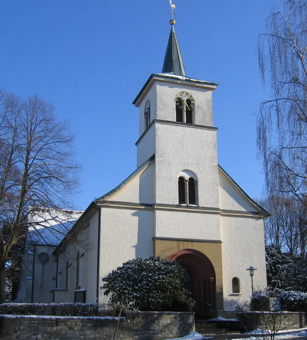 Photo showing: Description: Katholische Kirche "St. Gertrudis" in Iserlohn-Sümmern, Gertrudisstraße 5
Source: selbst fotografiert
Date: 29. Jan. 2006
Author: Asio otus