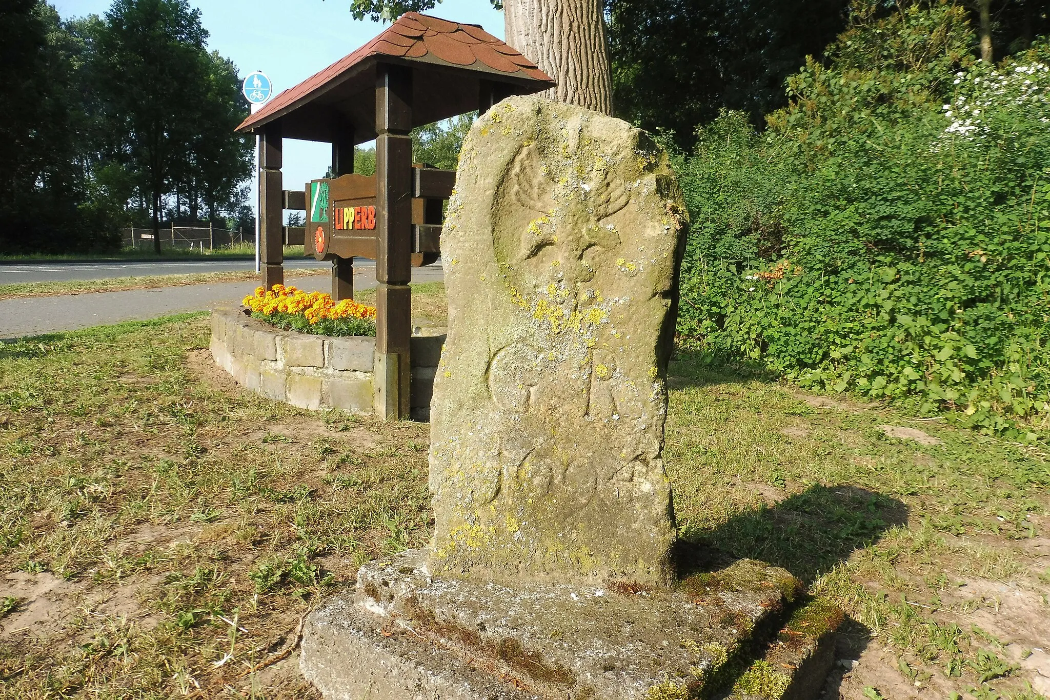 Photo showing: Lippisch-Rietberger-Münsterischer Grenzstein Nr. 21 (Dreiecksstein) an der Mastholter Straße in Lipperbruch an der Grenze zu Mastholte. Inschrift:
G.R. [Grafschaft Rietberg]
1694