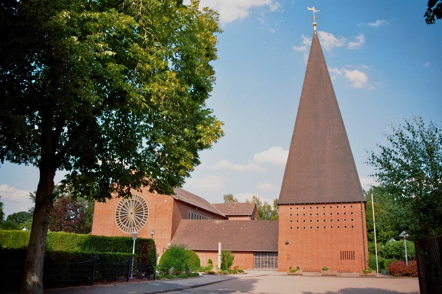 Photo showing: Roman Catholic St.-Michael-Kirche (Saint Michael Church) in Ibbenbüren-Bockraden, Kreis Steinfurt, North Rhine-Westphalia, Germany.