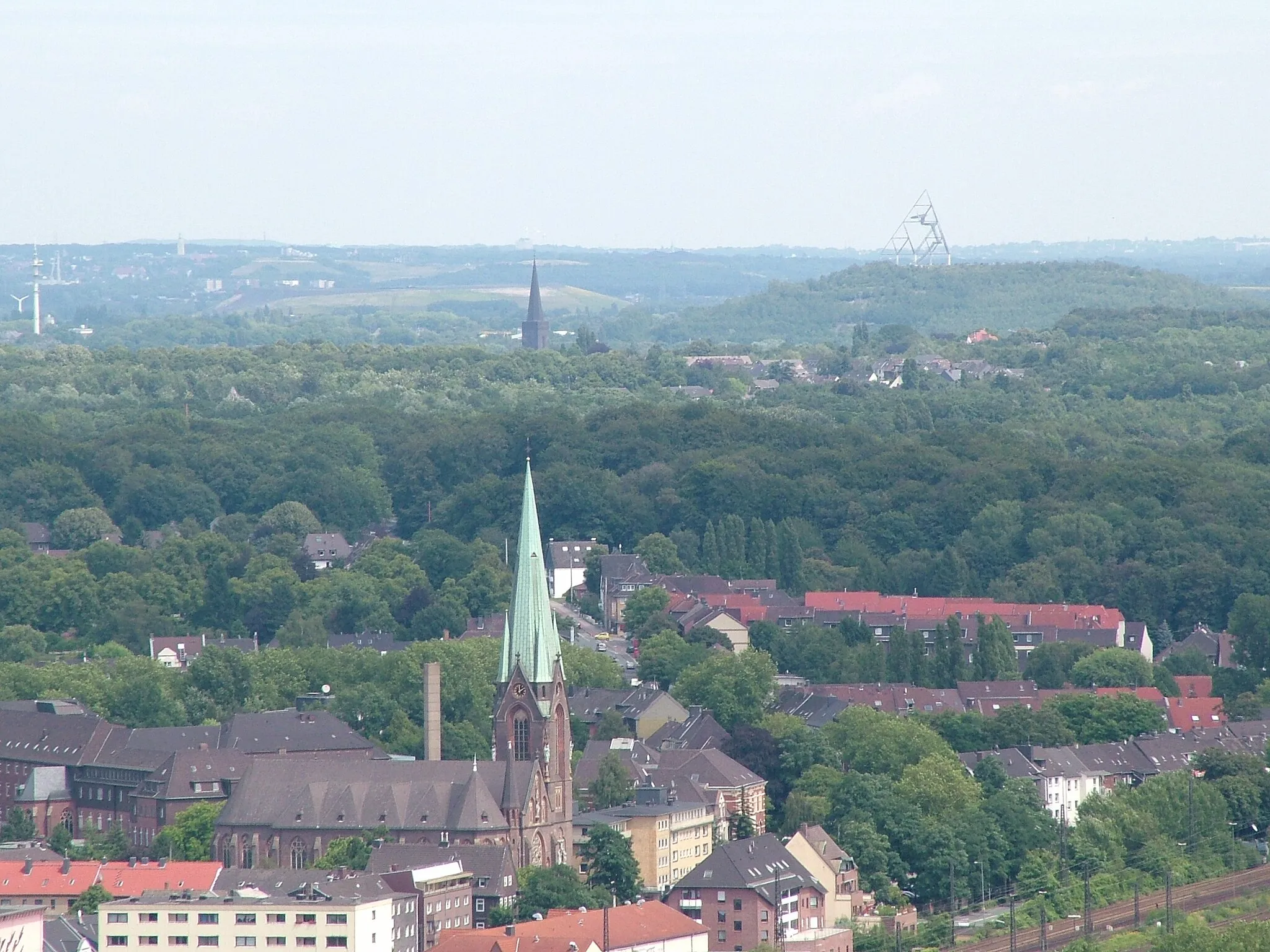 Photo showing: View from Gasometer in Oberhausen: Tetraeder in Bottrop.