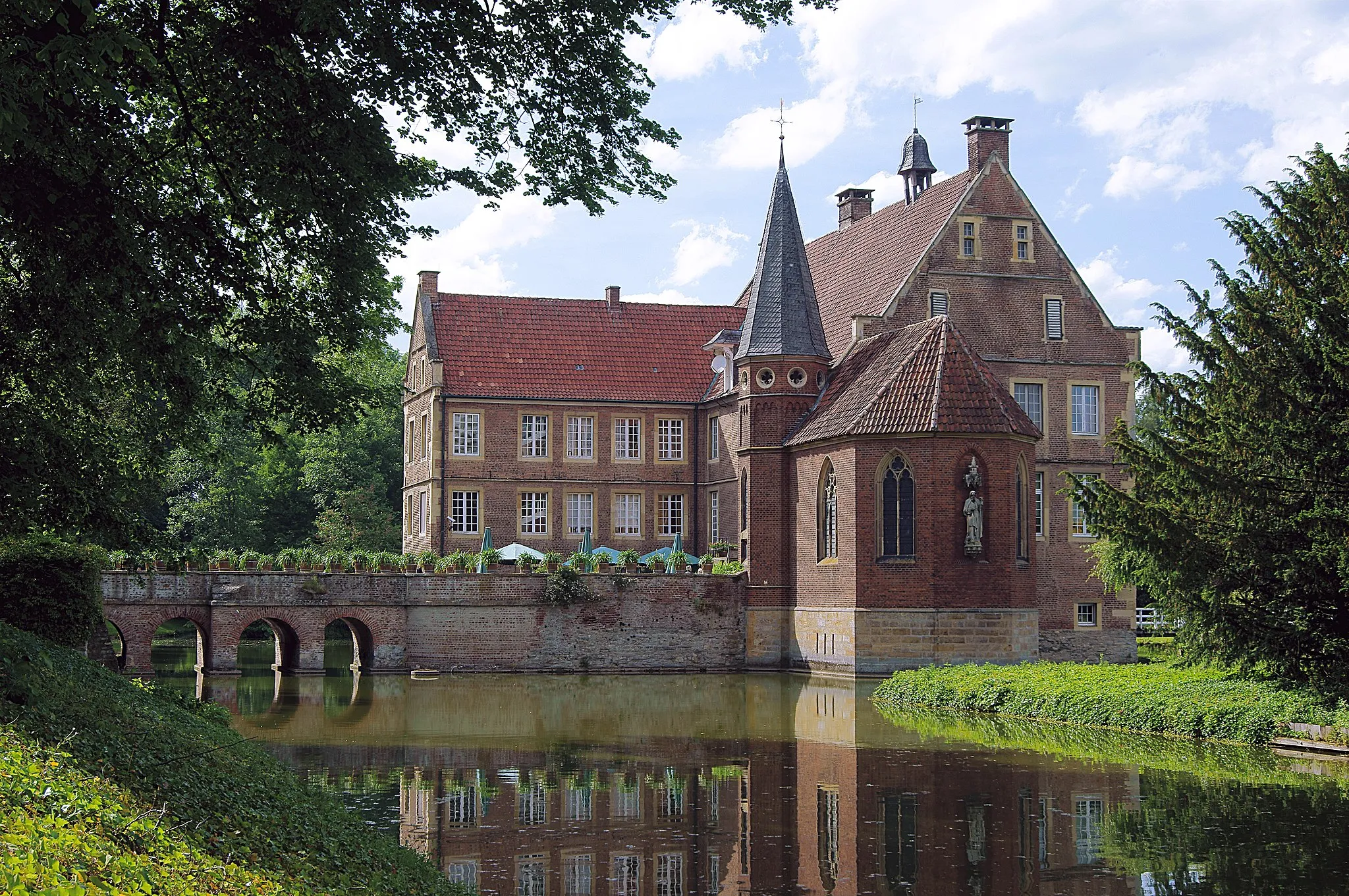 Photo showing: Burg Hülshoff is a water castle in the region of Münster. It is the birthplace of the poetesse Annette von Droste-Hülshoff (1797-1848).