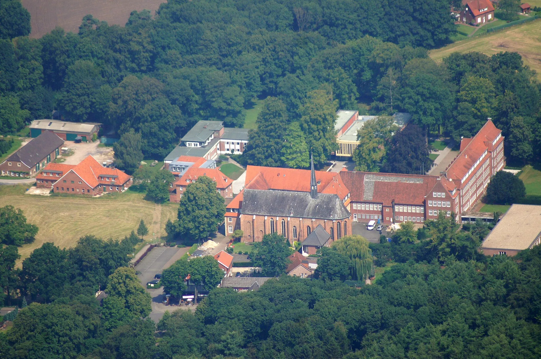 Photo showing: The monastery Mariengarden and the church St. Marien in Burlo, city of en:Borken, North Rhine-Westphalia, Germany.
