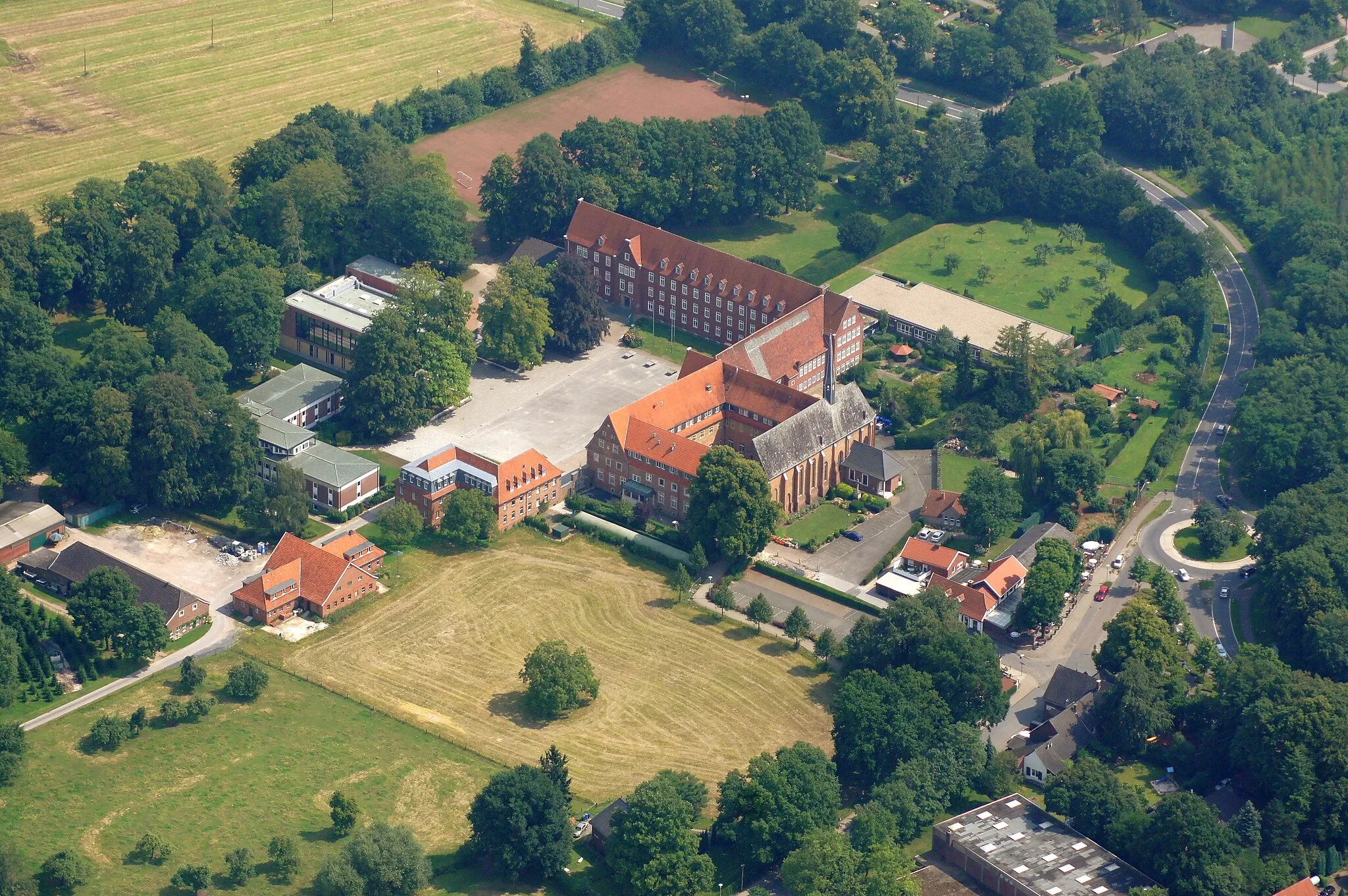 Photo showing: The monastery Mariengarden and the church St. Marien in Burlo, city of en:Borken, North Rhine-Westphalia, Germany.