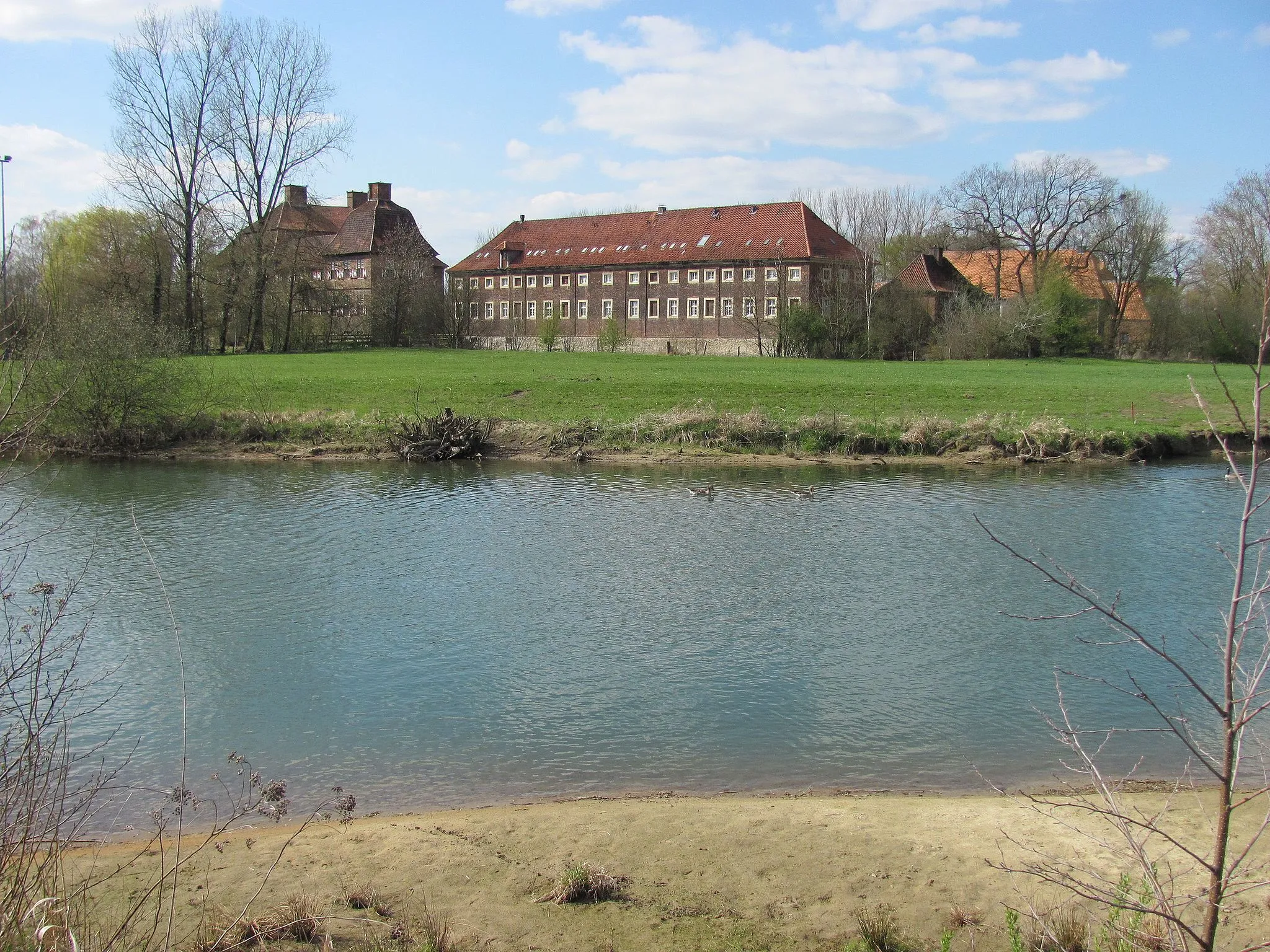 Photo showing: Schloss Oberwerries in Hamm-Heessen, Südseite mit Lippeufer – Die Lippe (etwa ab Flussmitte) und die Grünfläche bis zum Schloss liegen im Naturschutzgebiet „Lippeaue zwischen Schloss Oberwerries und Dolberg“ (NSG WAF-034) im Stadtgebiet von Ahlen (Kreis Warendorf). Das Südufer im Vordergrund gehört zum Naturschutzgebiet „Oberwerrieser Mersch“ (Stadtgebiet Hamm); die Lippe bildet hier die Gemeindegrenze.