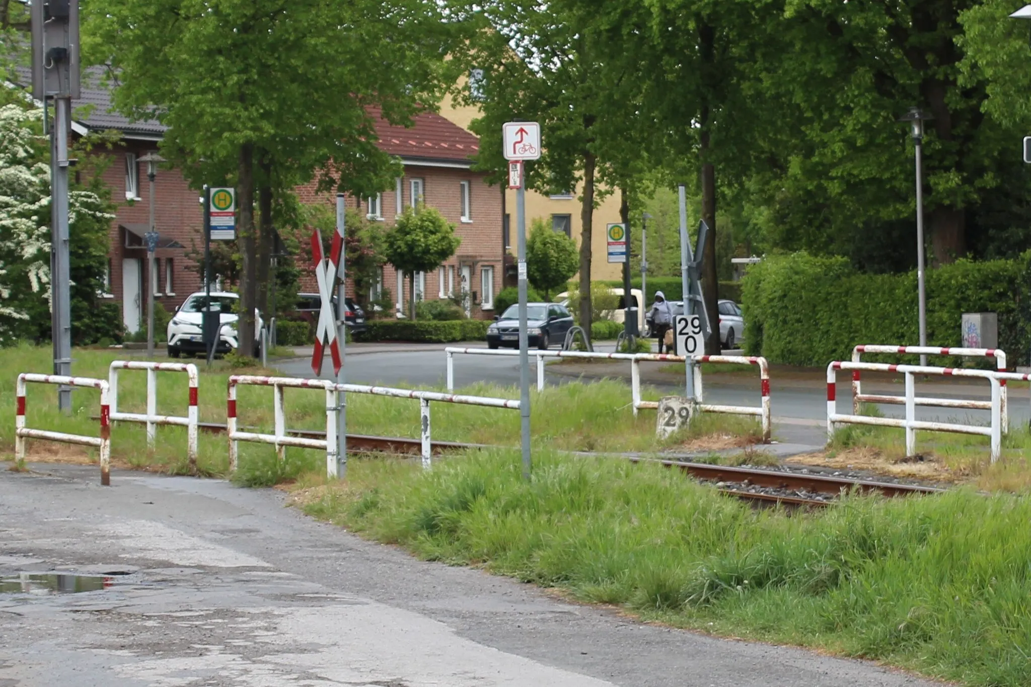 Photo showing: Bahnübergang Angelstraße/Twenhövenweg erst seit 2019 mit einem Andreaskreuz gesichert.