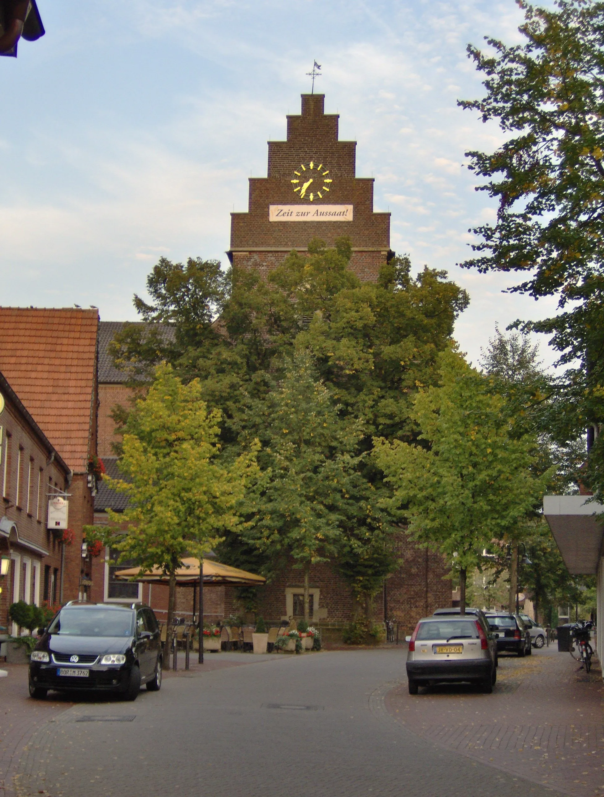 Photo showing: Kirchstraße with the catholic church St. Mariä Himmelfahrt in Alstätte, municipality of Ahaus in North Rhine-Westphalia, Germany