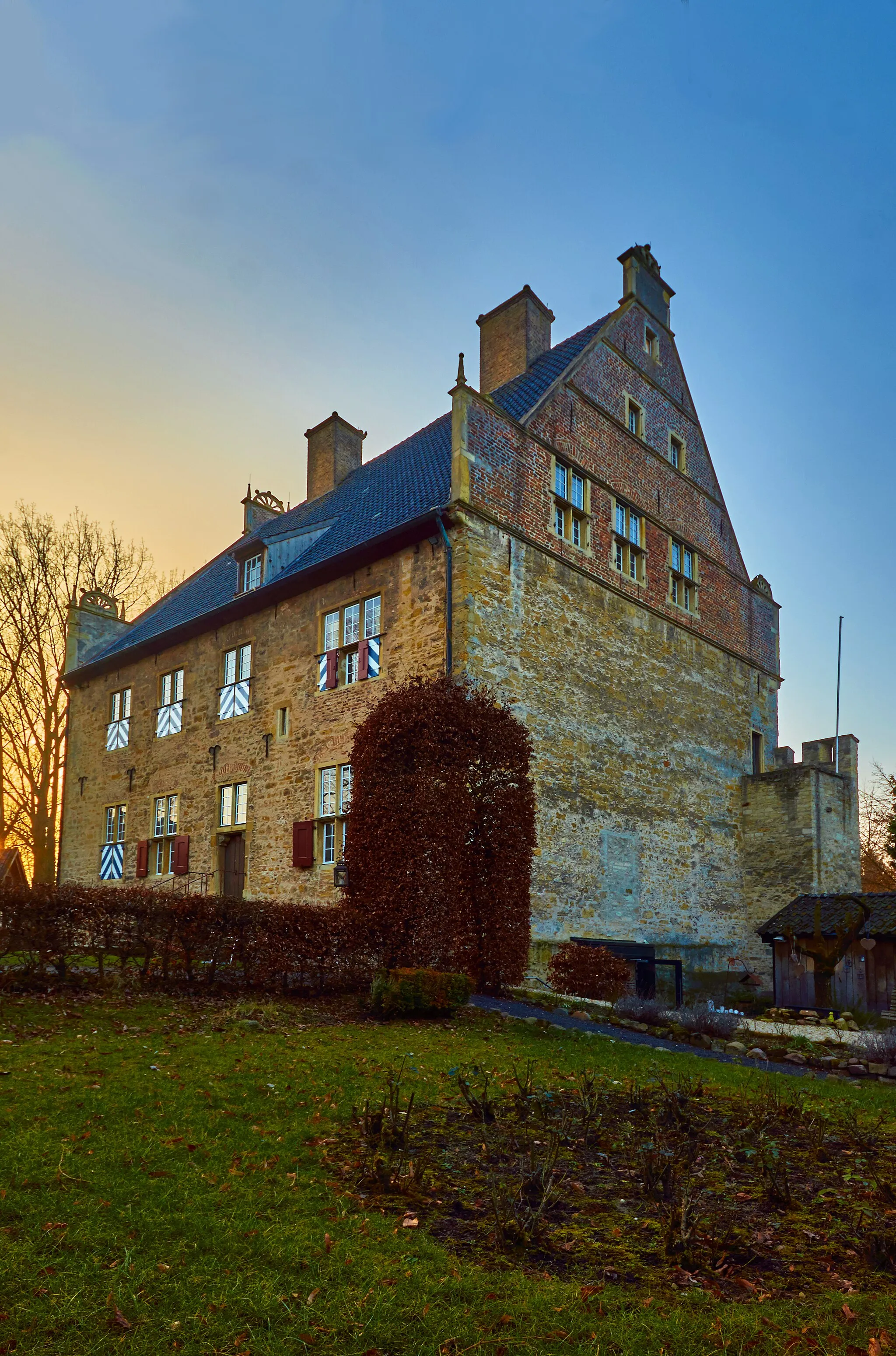 Photo showing: Das Hohe Haus ist als Burgmannshof Teil der ehemaligen Burg Nienborg bei Heek im Münsterland.

This is a photograph of an architectural monument. It is on the list of cultural monuments of Heek, no. 14.