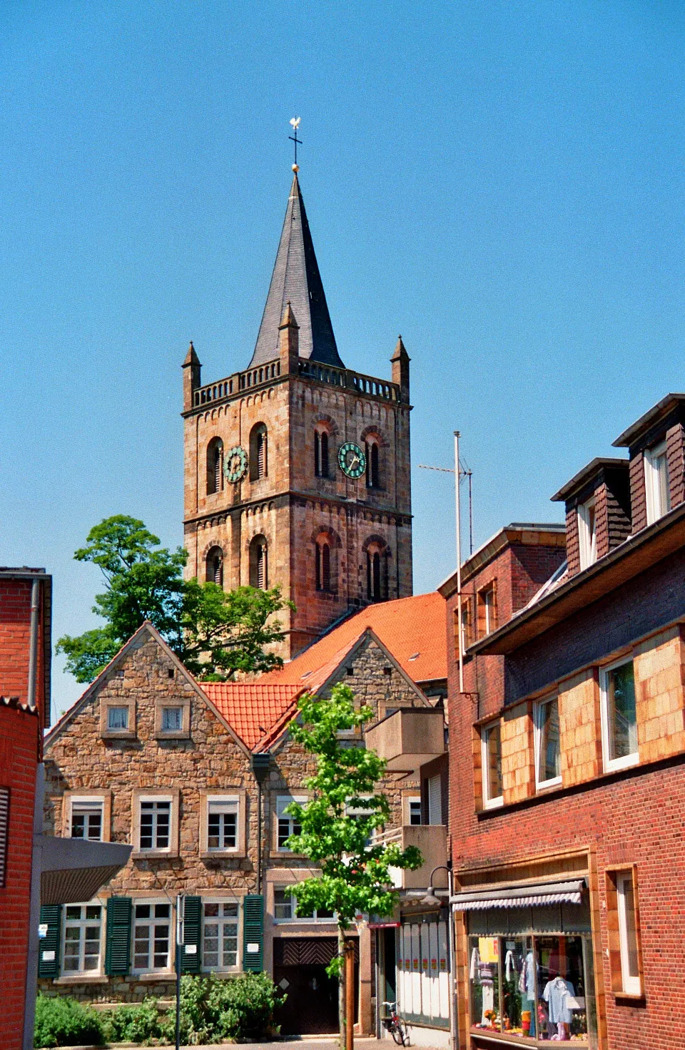 Photo showing: A view from the Klosterstraße towards the Christuskirche (Christ Church) in the city centre of Ibbenbüren, Kreis Steinfurt, North Rhine-Westphalia, Germany.