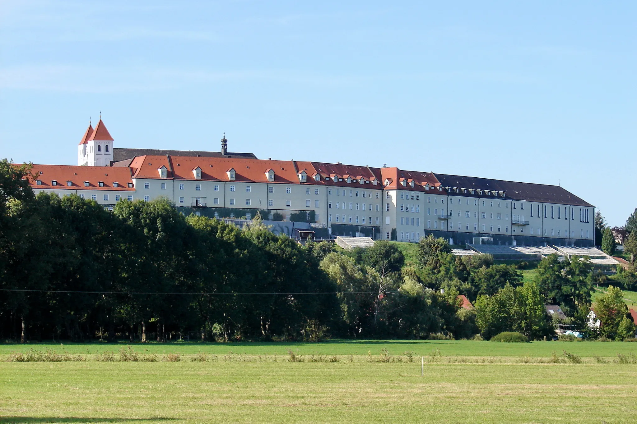 Photo showing: Das Franziskanerinnenkloster Mallersdorf, das eine Klosterrealschule betreibt, liegt auf einer Anhöhe über dem idyllischen Labertal. Der Orden der Armen Franziskanerinnen von der Heiligen Familie wurde von Paul Josef Nardini gegründet.