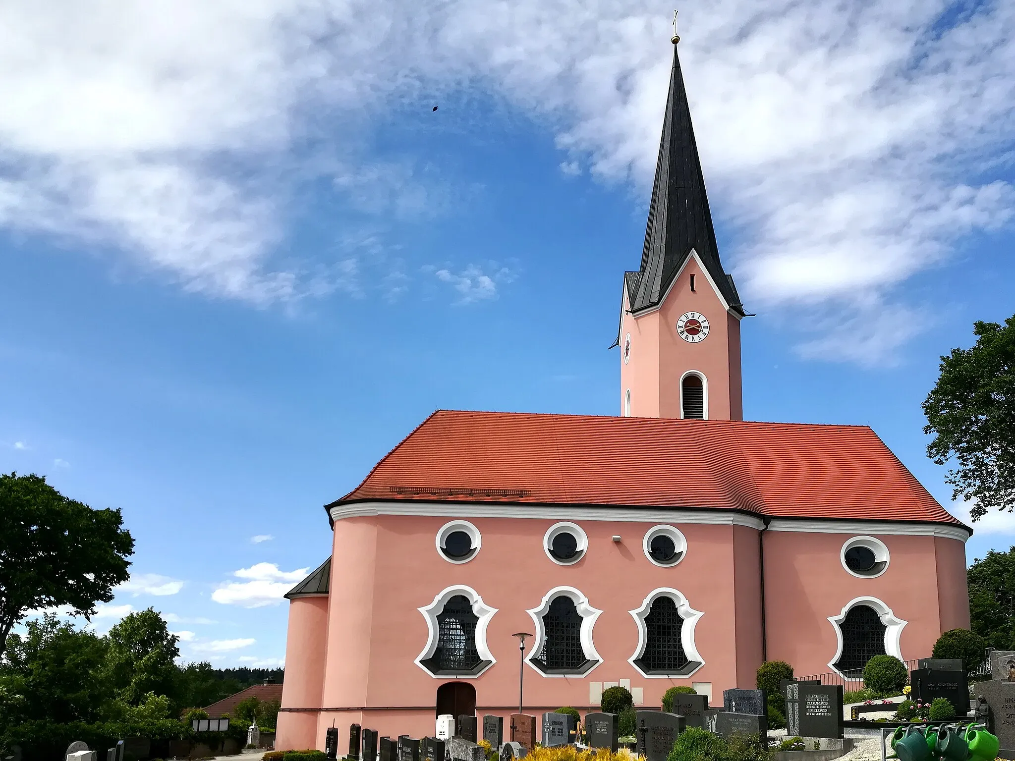 Photo showing: Die römisch-katholische Pfarrkirche Mariä Himmelfahrt in Oberhatzkofen ist ein Rokokobau, der dem Landshuter Hofmaurermeister Johann Georg Hirschstötter zugeschrieben wird.