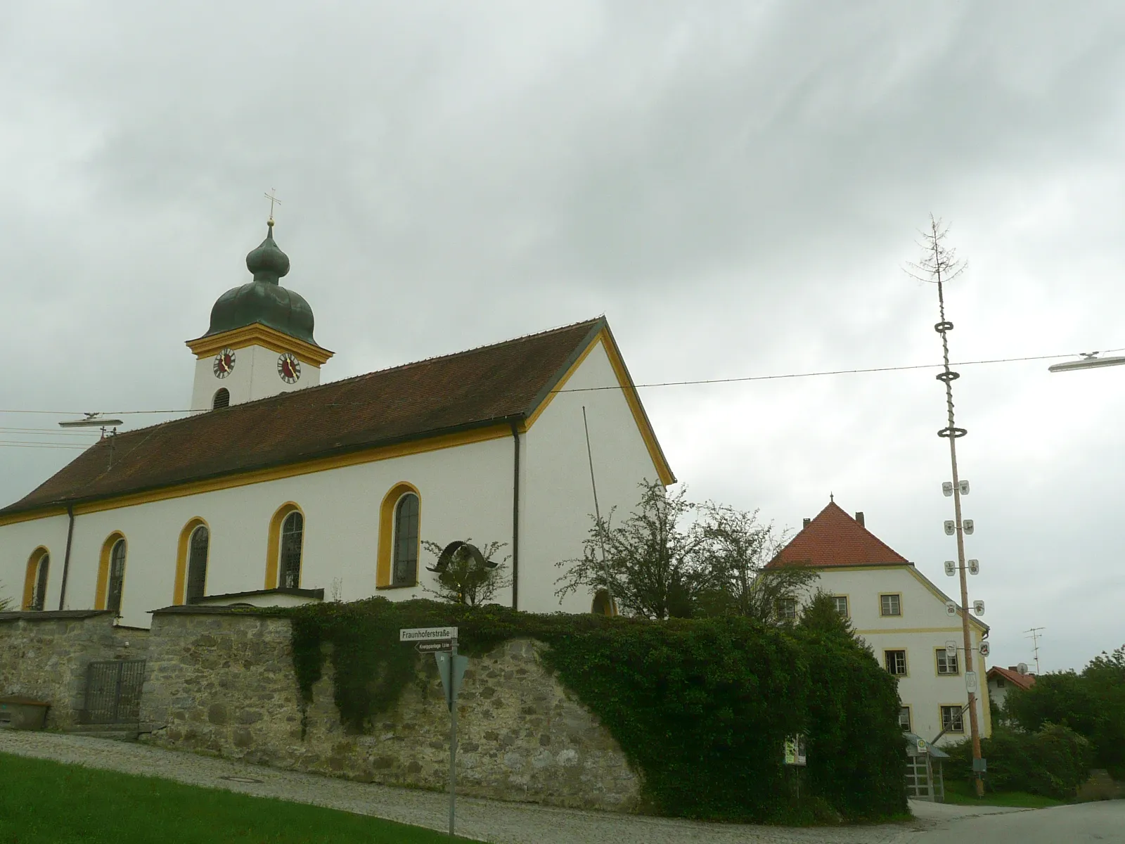 Photo showing: Church and Maypole in Neßlbach (Winzer) , Danube valley