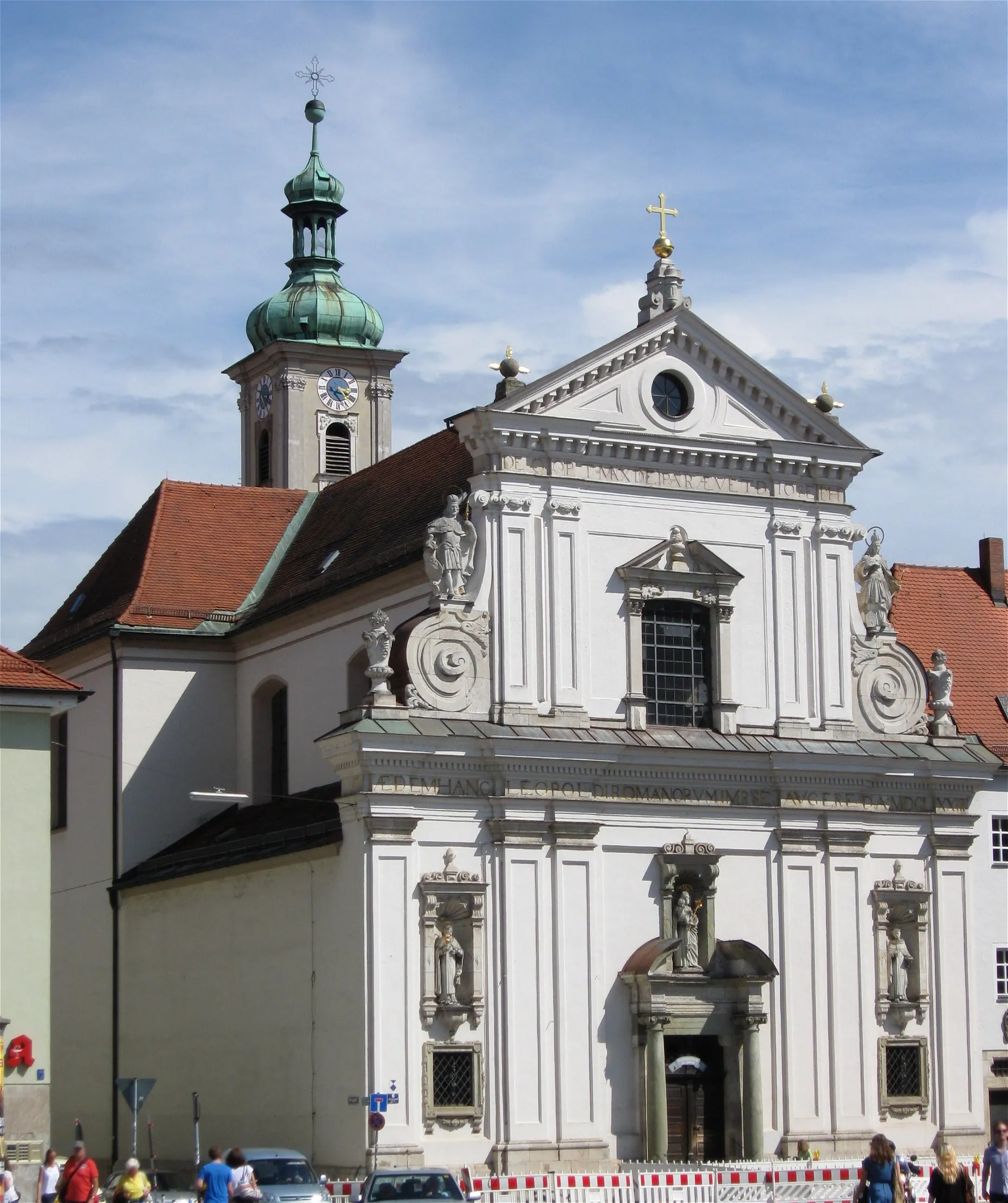 Photo showing: Alter Kornmarkt 6; Klosterkirche St. Josef der Unbeschuhten Karmeliten, zum Platz Schaufassade mit Pilastergliederung, Figurenschmuck und Dreiecksgiebel, Satteldach und seitliche Pultdächer, südöstlicher Turm mit Zwiebelhaube, tonnengewölbte Wandpfeilerkirche mit Querhaus und gerade schließendem Chor, mit Werksteingliederungen, hochbarock, 1660-73 anstelle des Freisinger Hofes, Turm 1681 vollendet, Giebelfiguren 1740 hinzugefügt; mit Ausstattung