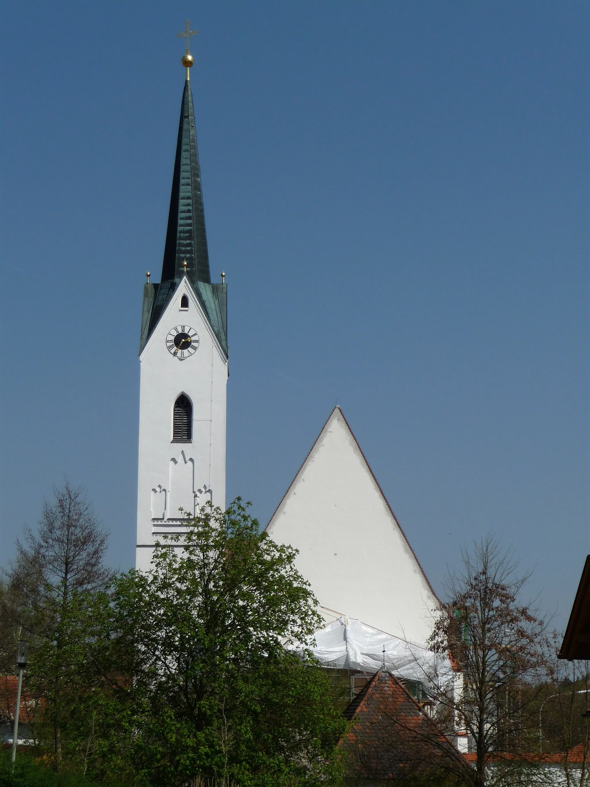 Photo showing: Die Pfarrkirche St. Petrus und Paulus in Peterskirchen