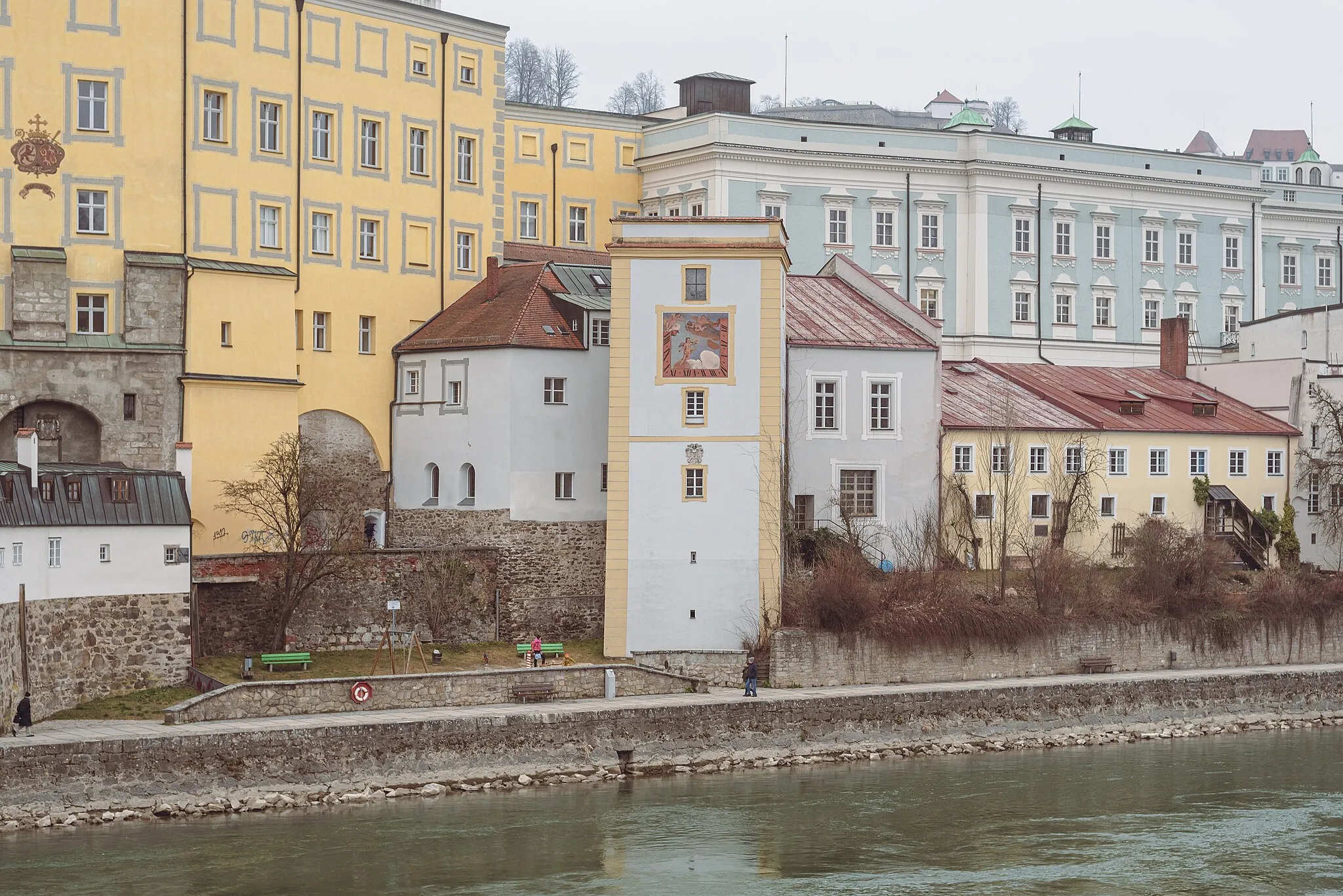 Photo showing: View across the Inn to the building at the Innbrückgasse 13-13a in Passau.