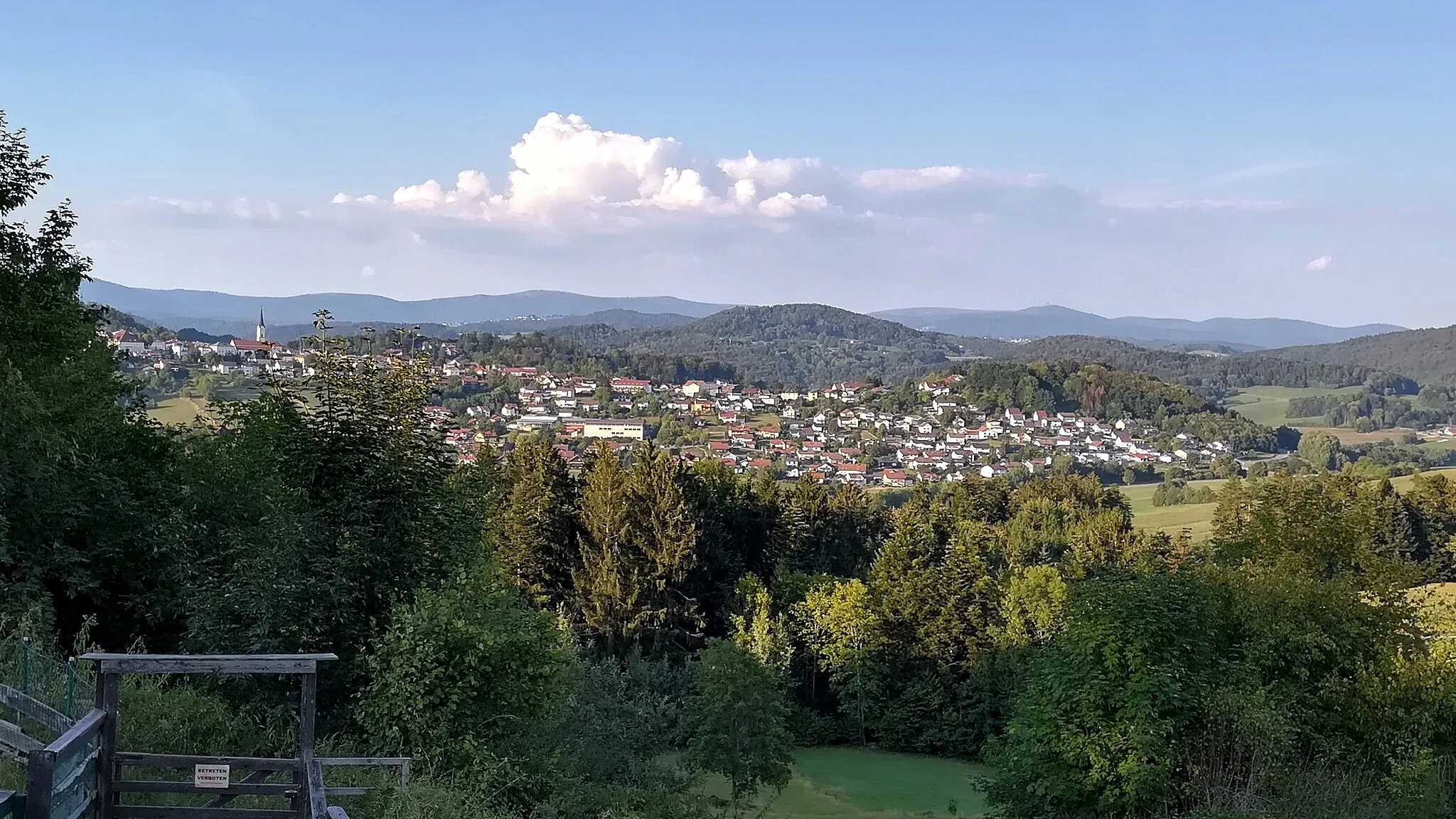 Photo showing: Schönberg ist ein Markt im niederbayerischen Landkreis Freyung-Grafenau, der Sitz der Verwaltungsgemeinschaft Schönberg und ein staatlich anerkannter Luftkurort.