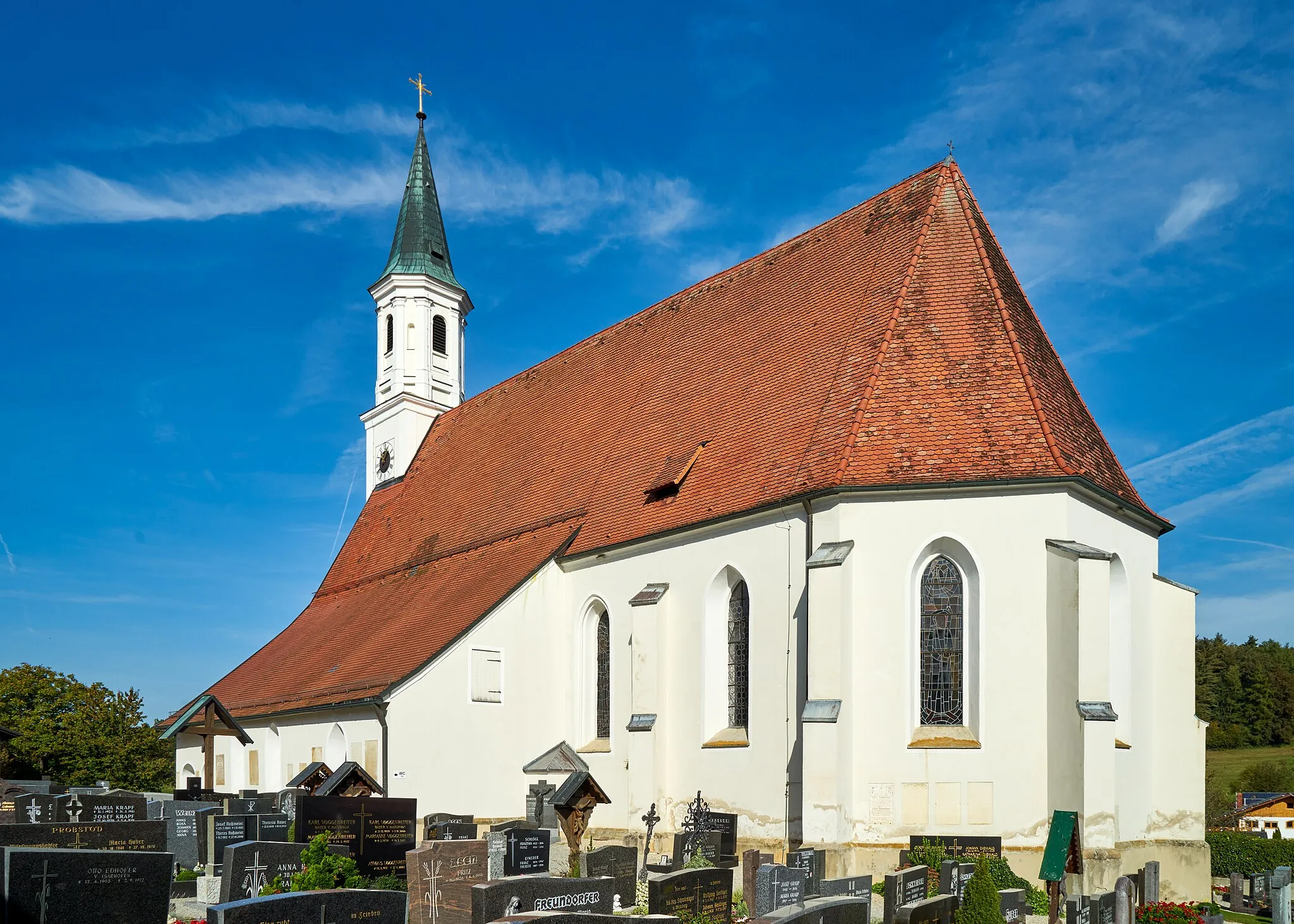 Photo showing: Katholische Pfarrkirche St. Andreas in Holzkirchen, Ansicht von Südosten