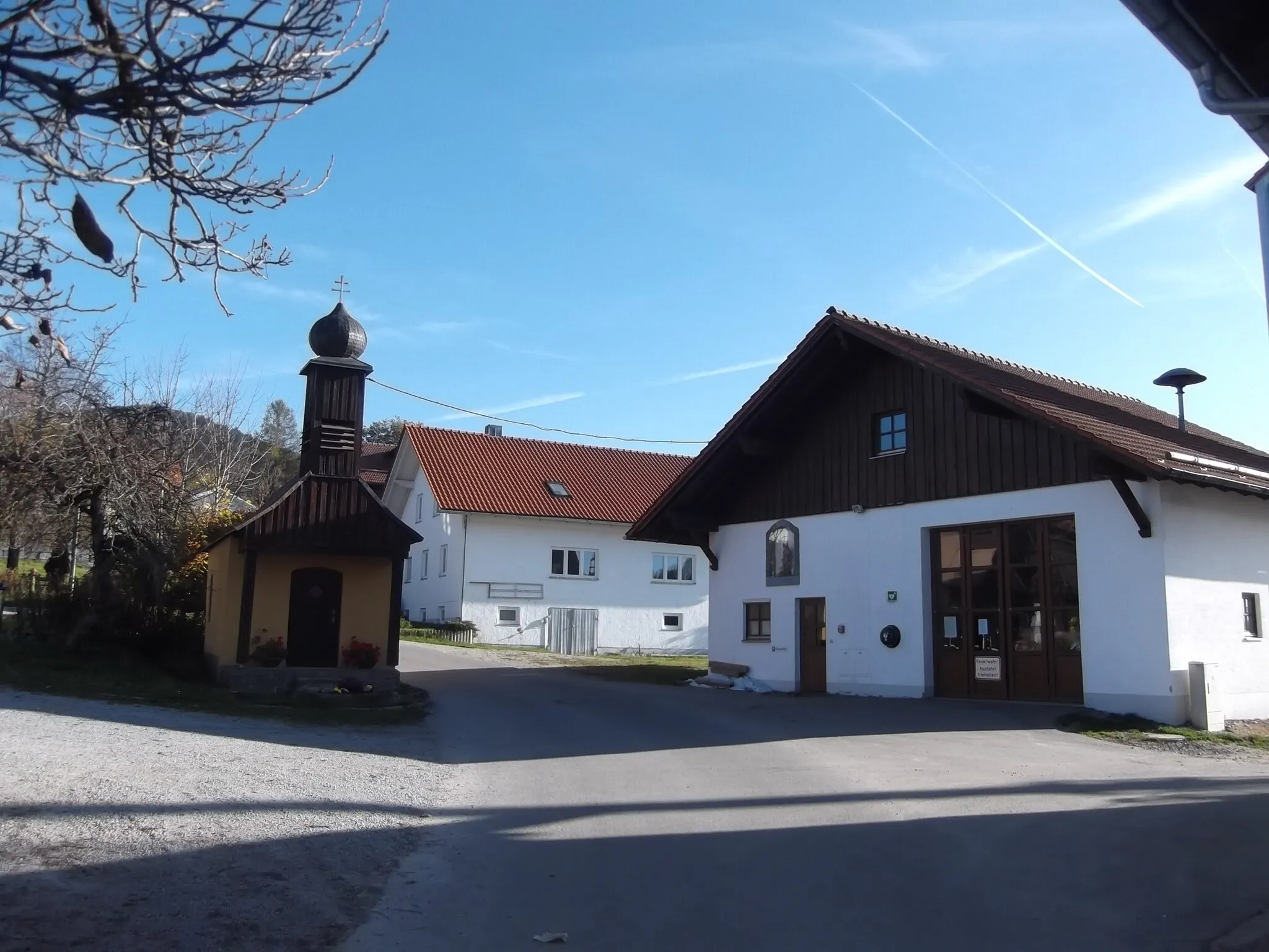 Photo showing: Der Weiler Rohrmünz, links die Kapelle, rechts das FFW-Haus