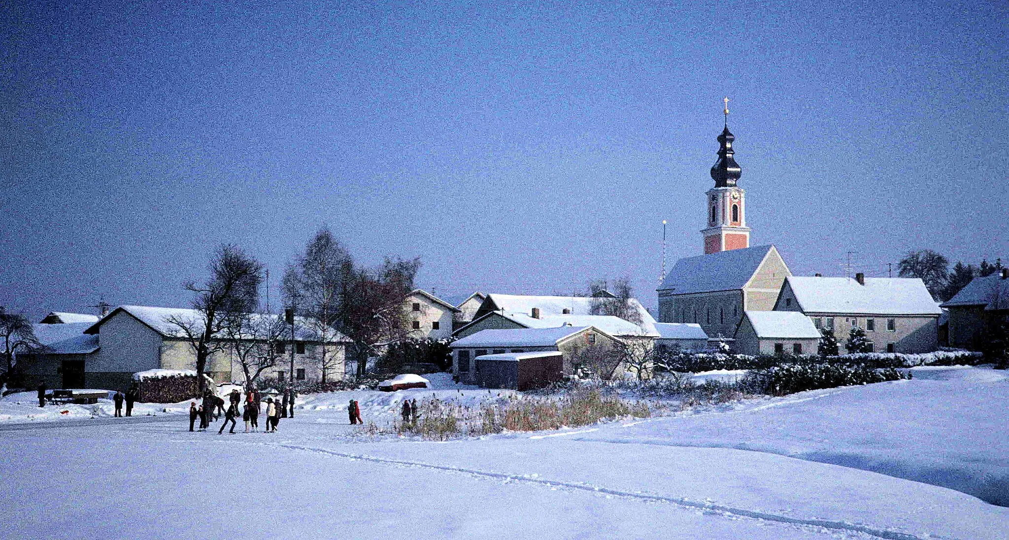 Photo showing: Haunzenbergersöll Winter 1986 Eislauf Schnee Wirtsweiher Weiher Kirche Dorf