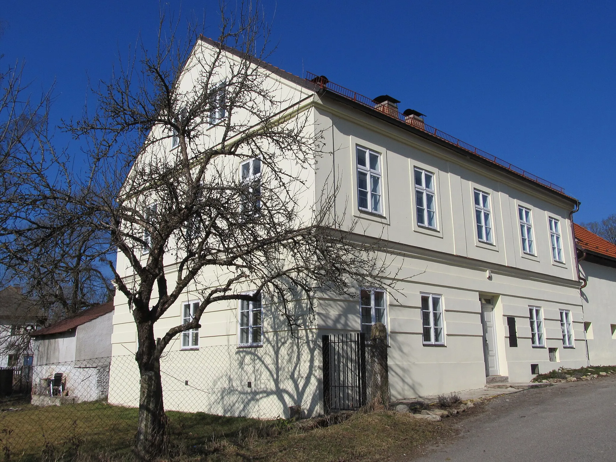 Photo showing: Pěkná - bývalá fara