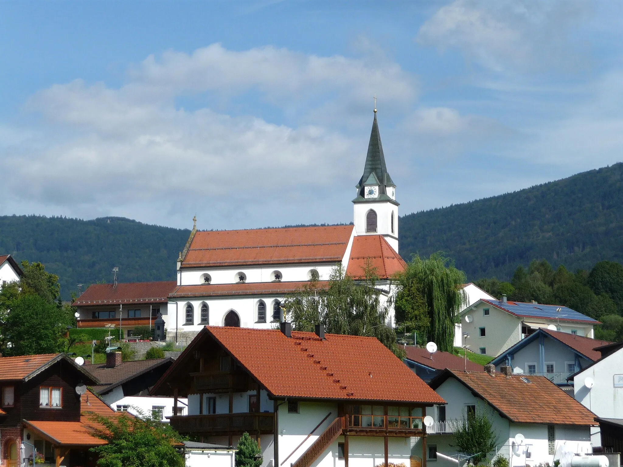 Photo showing: Bernried mit der Pfarrkirche St. Katharina
