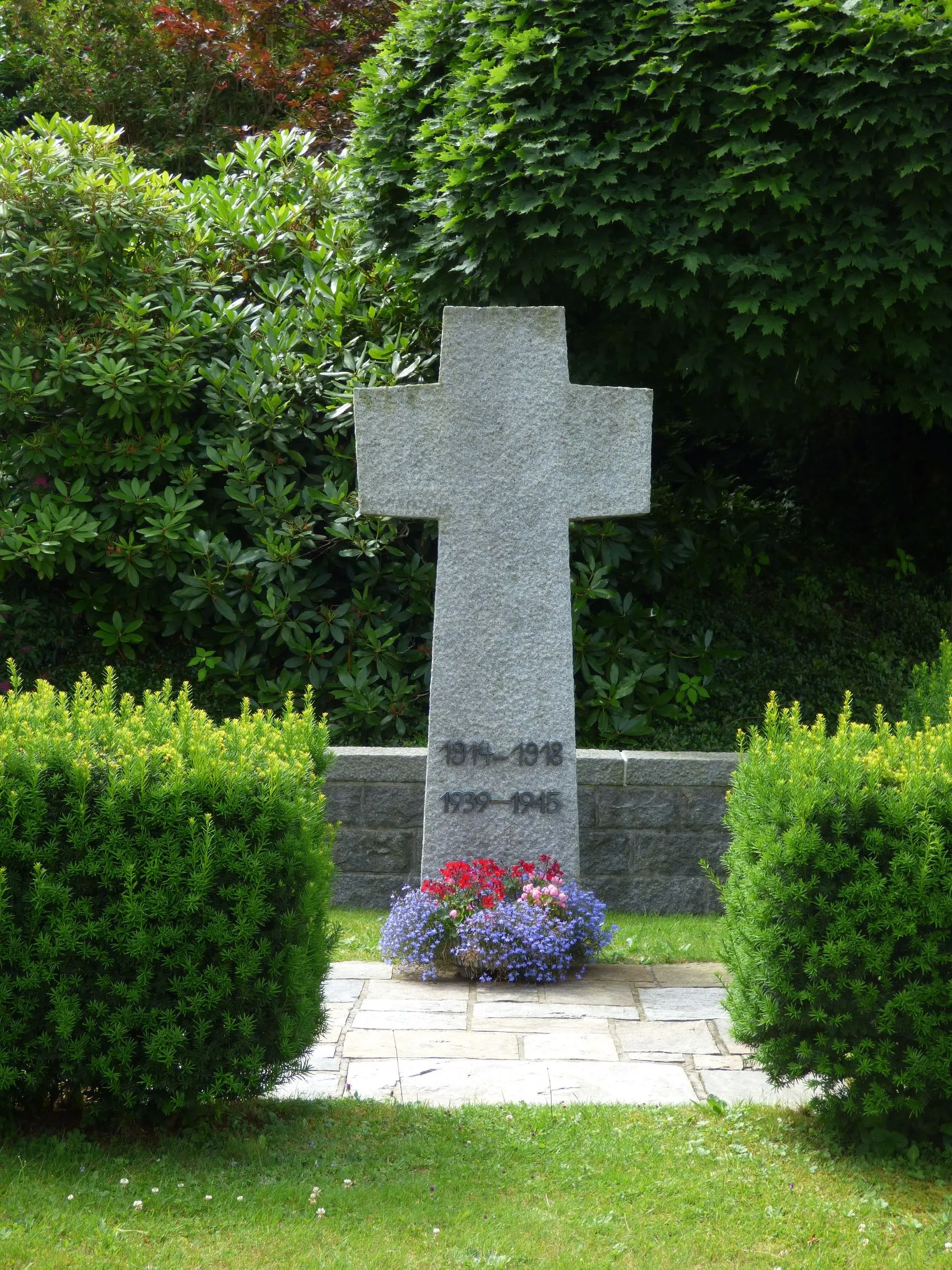 Photo showing: Ehrenmal für die Opfer der beiden Weltkriege an der Pfarrkirche St. Josef in Kumreut