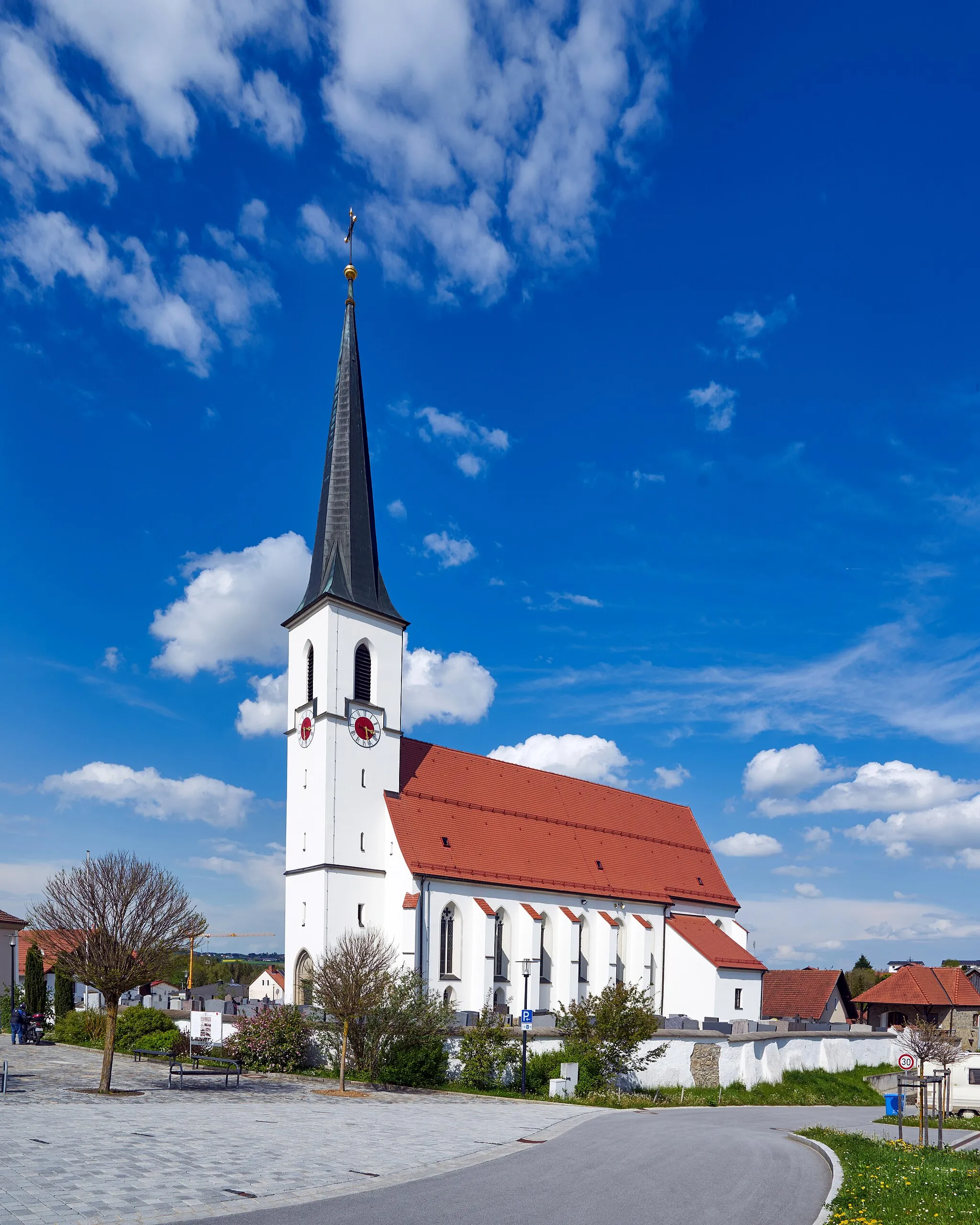 Photo showing: Katholische Pfarrkirche Hl. Kreuzauffindung, Aunkirchen - Ansicht von Südwesten