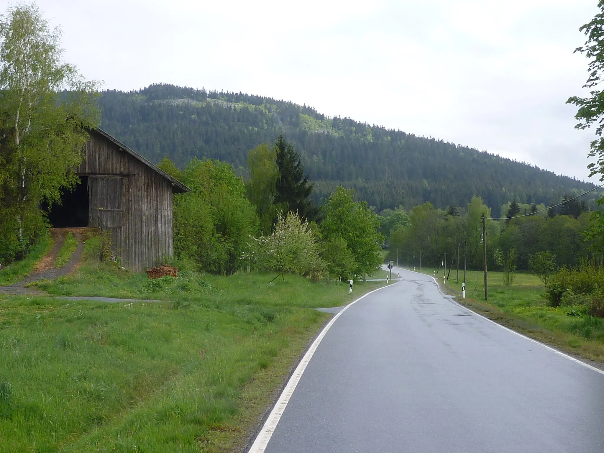 Photo showing: Blick von der Bernhardshöhe auf die Käsplatte mit ihrem Blockmeer.
Die Käsplatte gehört zu den Geotopen (278R010) im Landkreis Straubing-Bogen.