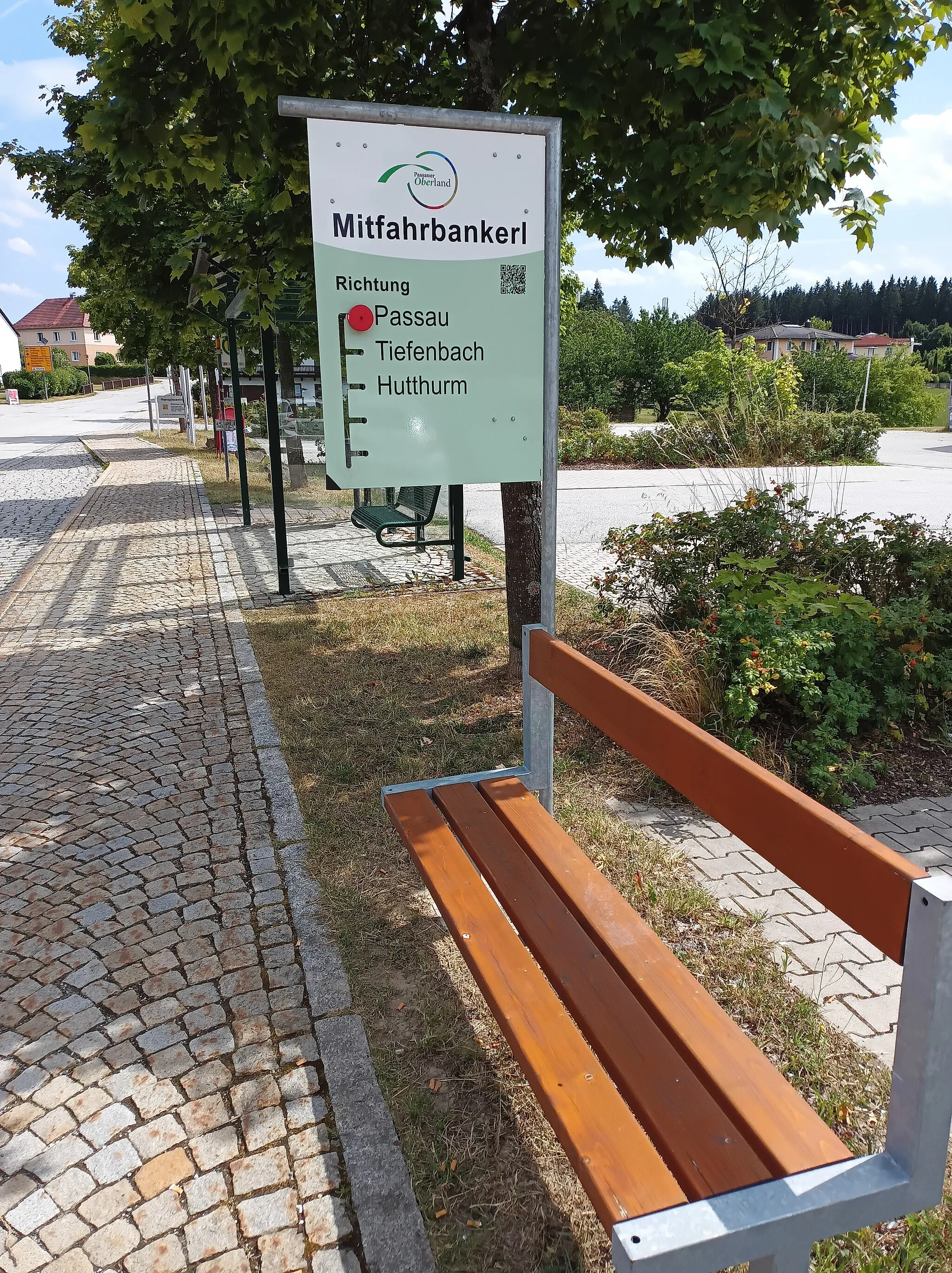 Photo showing: Mitfahrbankerl Richtung: Passau, Tiefenbach, Hutthurm