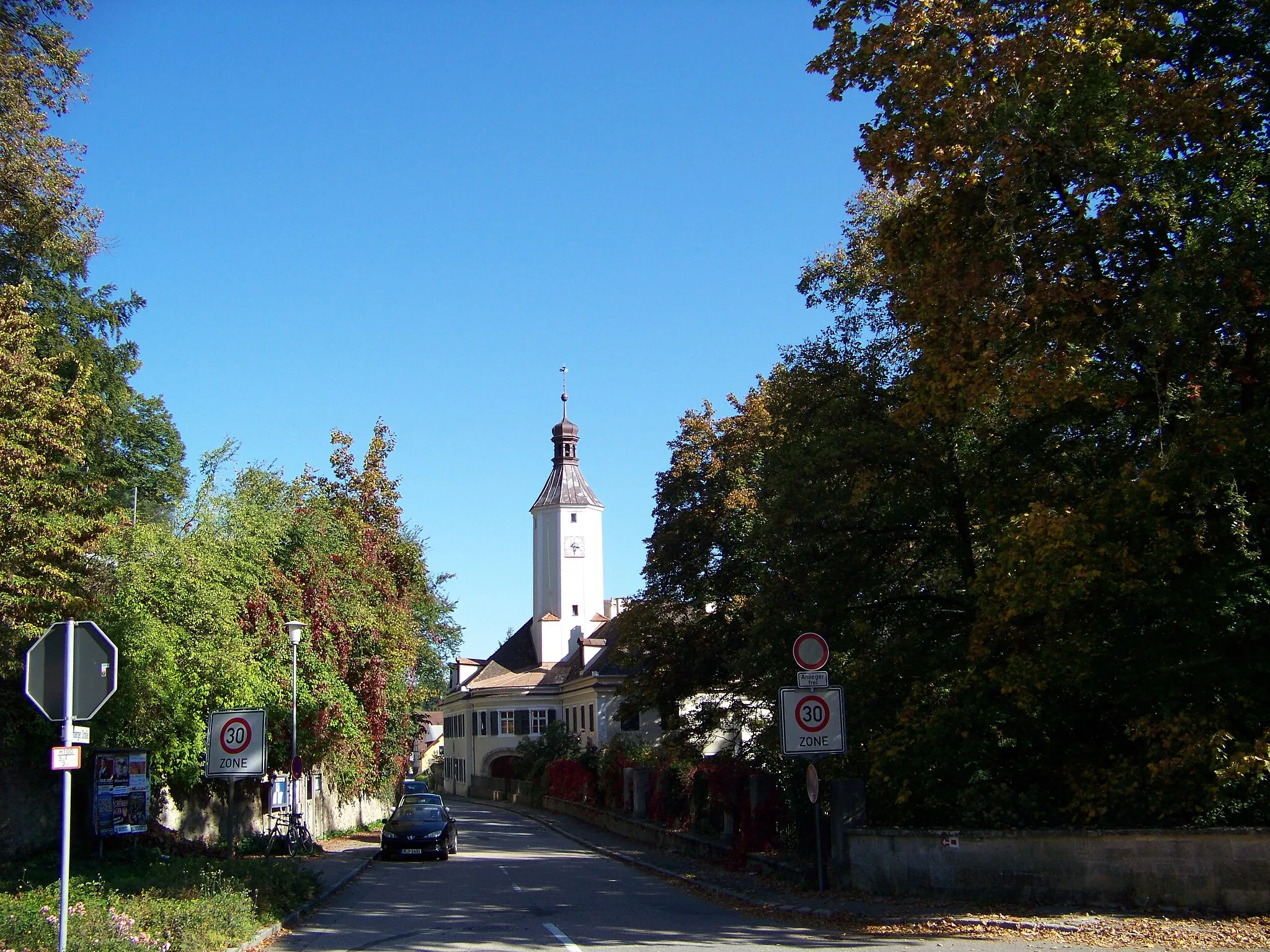 Photo showing: Nittendorf, Etterzhausen, Amberger Straße 6. Ehem. Schloss. Zweigeschossiger, gegliederter Walmdachbau mit Mittelrisalit mit gerundeten Ecken und Kutscheneinfahrt, Turm mit Kuppel, rückseitig Zwerchflügel mit Altane, im Kern 1590, Wiederaufbau nach Dreißigjährigem Krieg, Instandsetzung 1769, Umbau in klassizistischen Formen 1799 wohl durch Joseph Sorg; Landschaftsgarten mit Resten von Möblierung, Einfriedung mit Pfosten und Gusseisenzaun, und Gartenmauer, 18./19. Jahrhundert, mit Inschriftstein, bez. 1696; zugehöriger Keller im Hang gegenüber, 18./19. Jahrhundert oder älter.