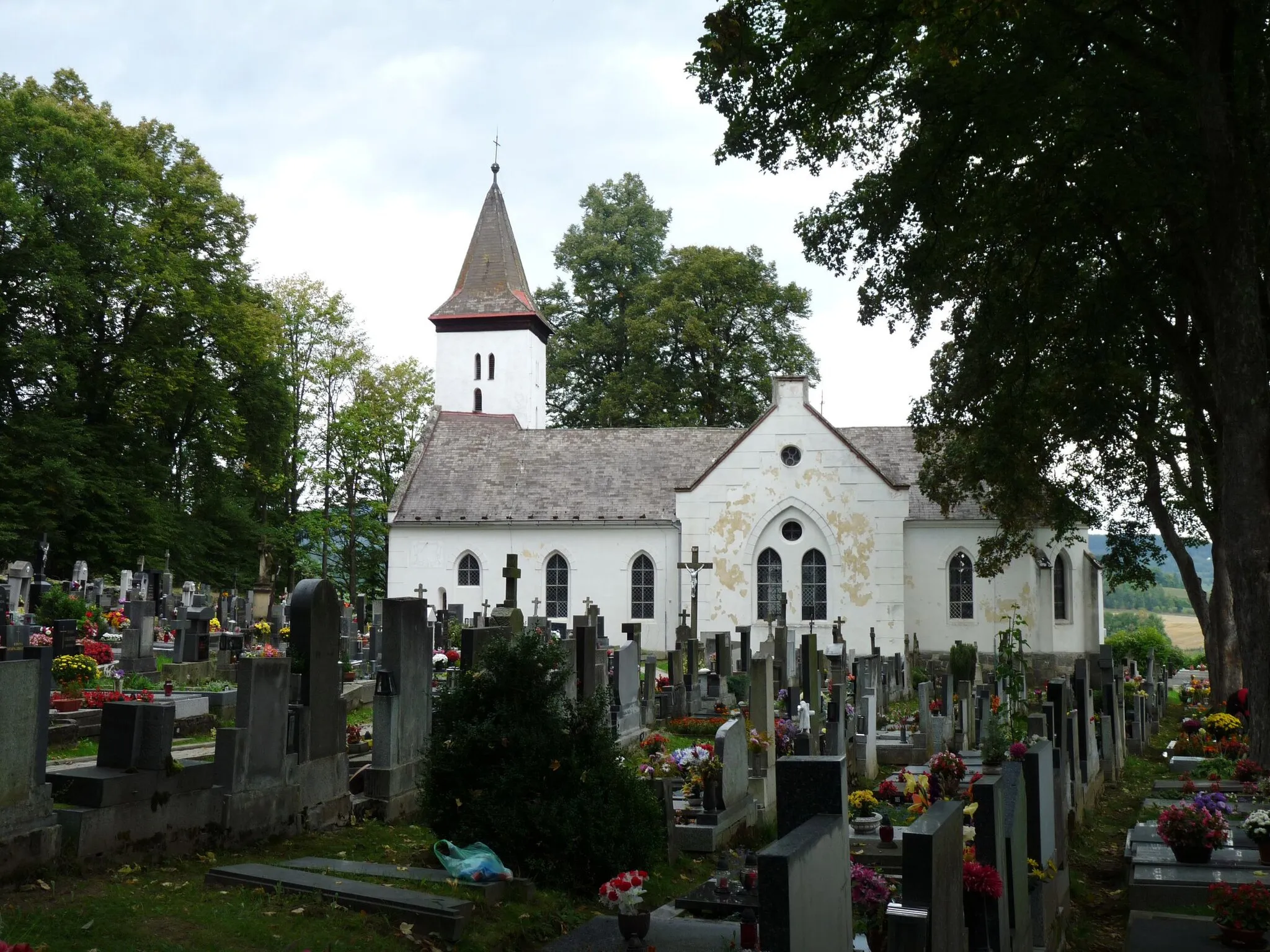 Photo showing: Cemetery at the Saints Peter and Paul Church in the village of Zdíkovec in Prachatice District, Czech Republic, part of the municipality of Zdíkov.