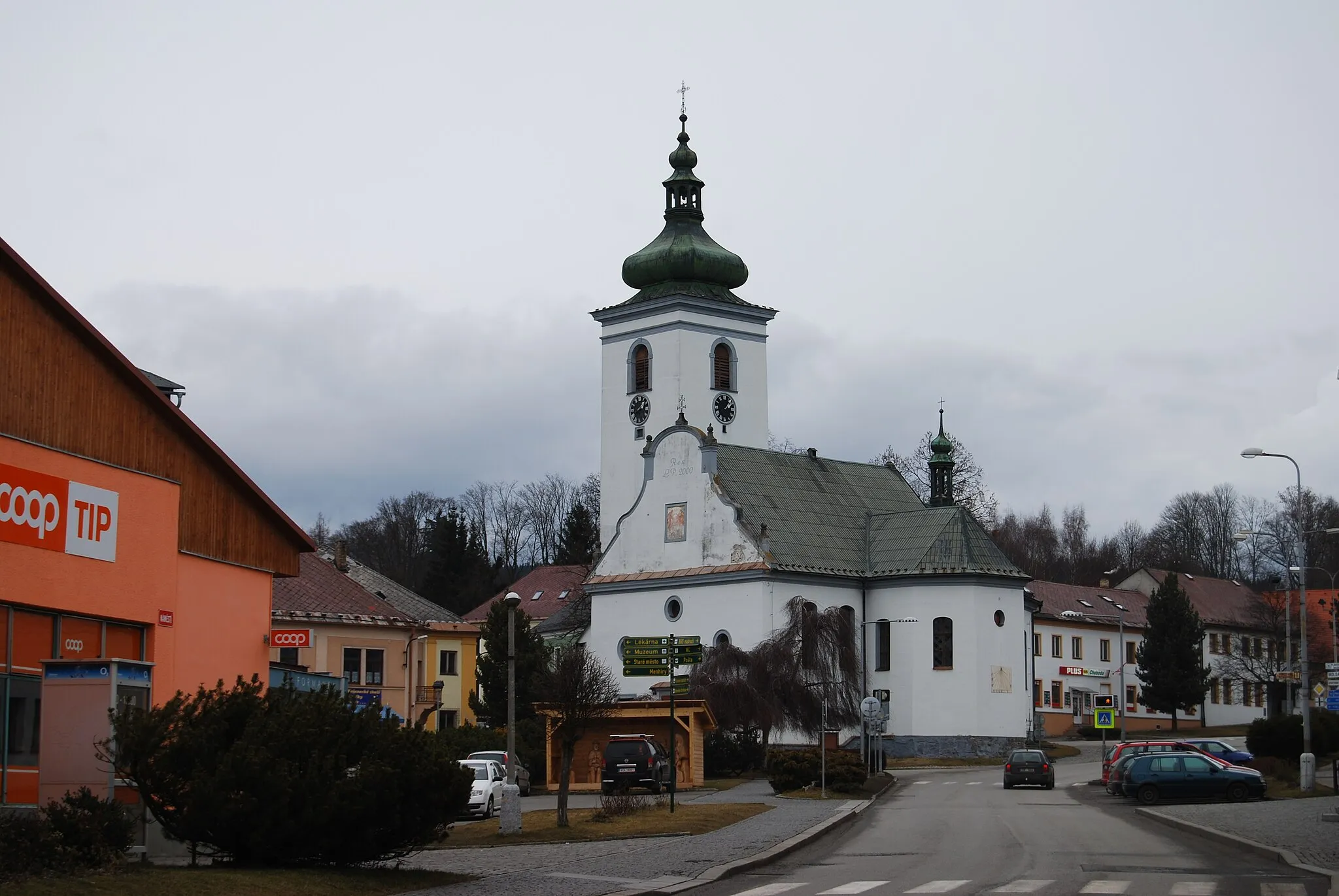 Photo showing: Kostel svaté Kateřiny a celkový pohled na náměstí. Volary v okrese Prachatice. Česká republika.