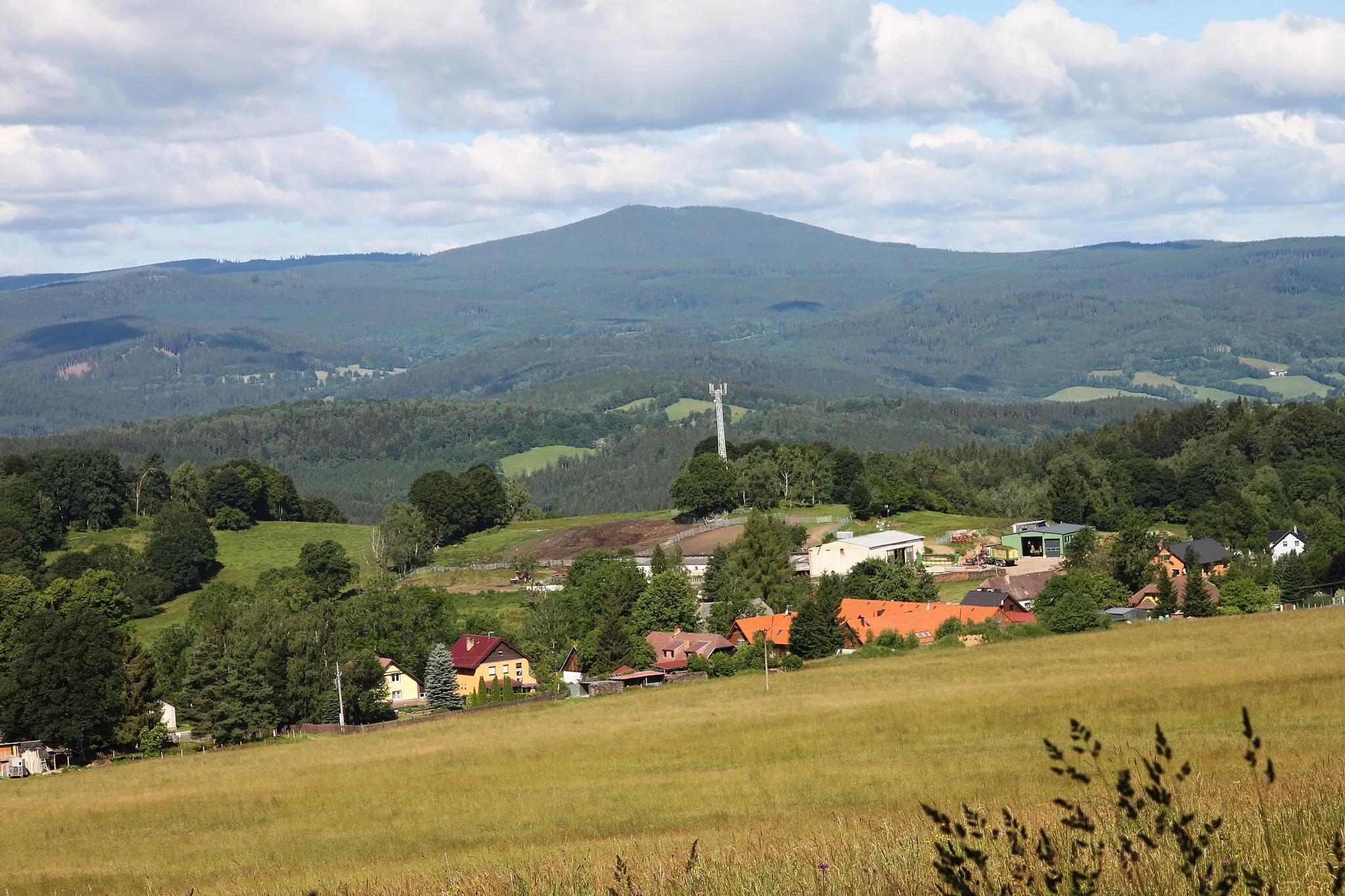 Photo showing: View of the Libínské Sedlo locality and Boubín mountain (1362 m above sea level), South Bohemian Region, Czechia.