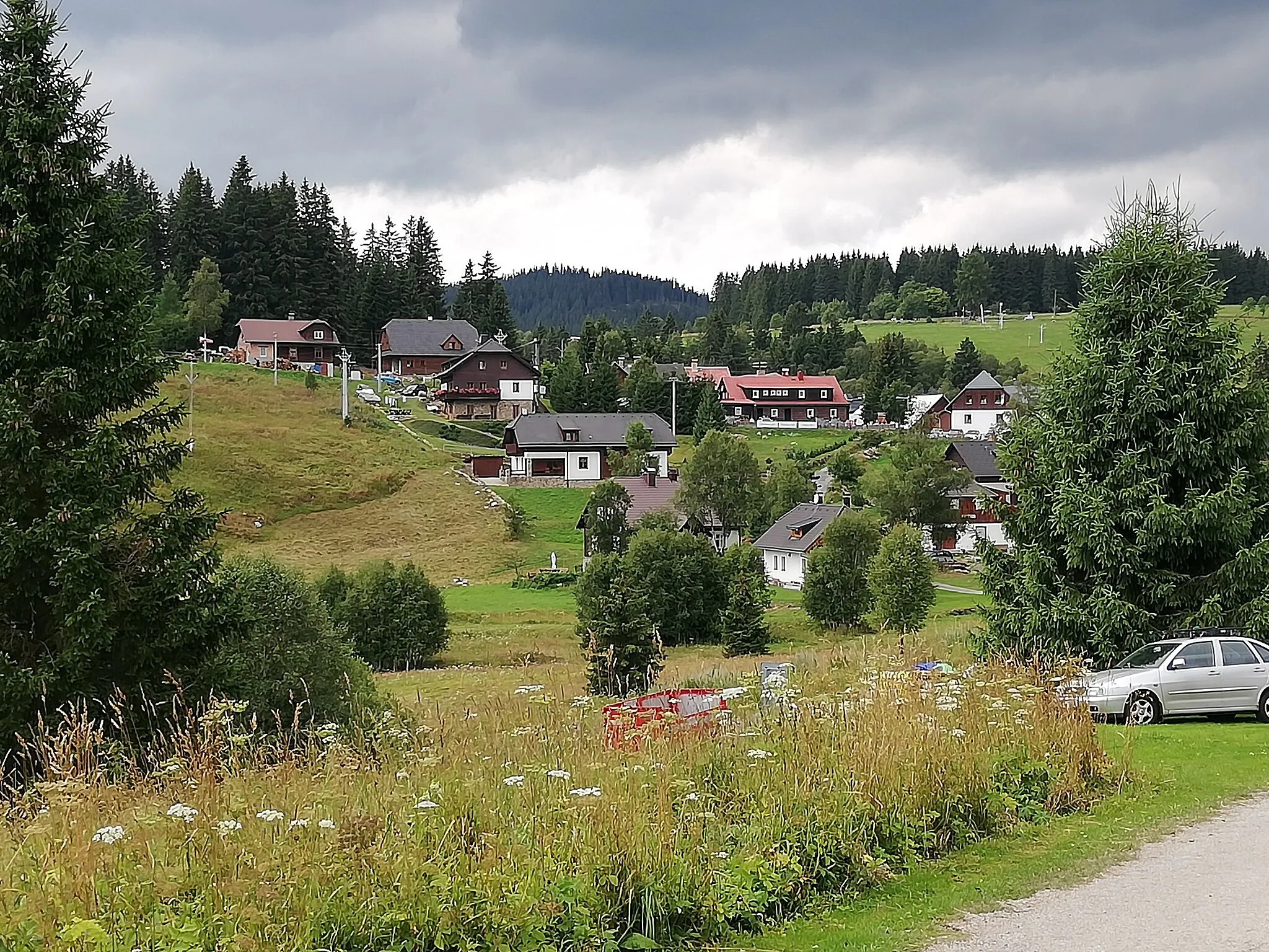 Photo showing: „Hamers houses“ (Hamerské domky) is a part of village Kvilda (Šumava, Czech republic). It is located on the right bank of the Warm Vltava River, in the southern part of Kvilda, about 600 meters as the crow flies from St. Stephen's Church (center of the village). „Hamers houses“ (Hamerské domky) are situated at an altitude of approximately 1050 m and are located in an imaginary triangle formed by two roads: the Kvilda - Borová Lada road and the Kvilda - Bučina road. (GPS coordinates of the Houses of Hamer: 49 ° 0'48.913 "N, 13 ° 34'48.328" E; 49.0135869N, 13.5800911E.)