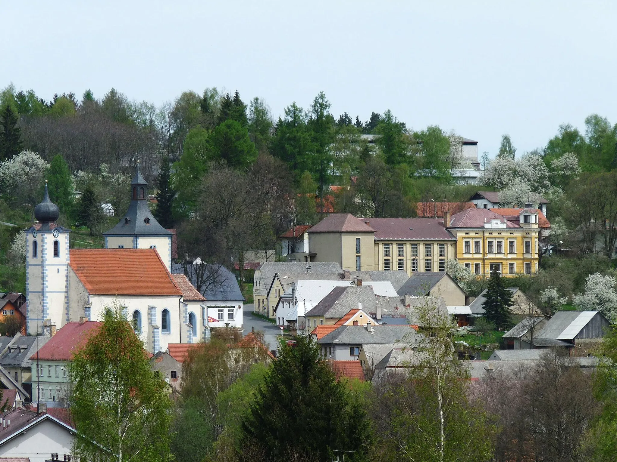 Photo showing: Church of the Nativity of the Virgin Mary and the municipal office building in the village of Velhartice, Klatovy District, Czech Republic