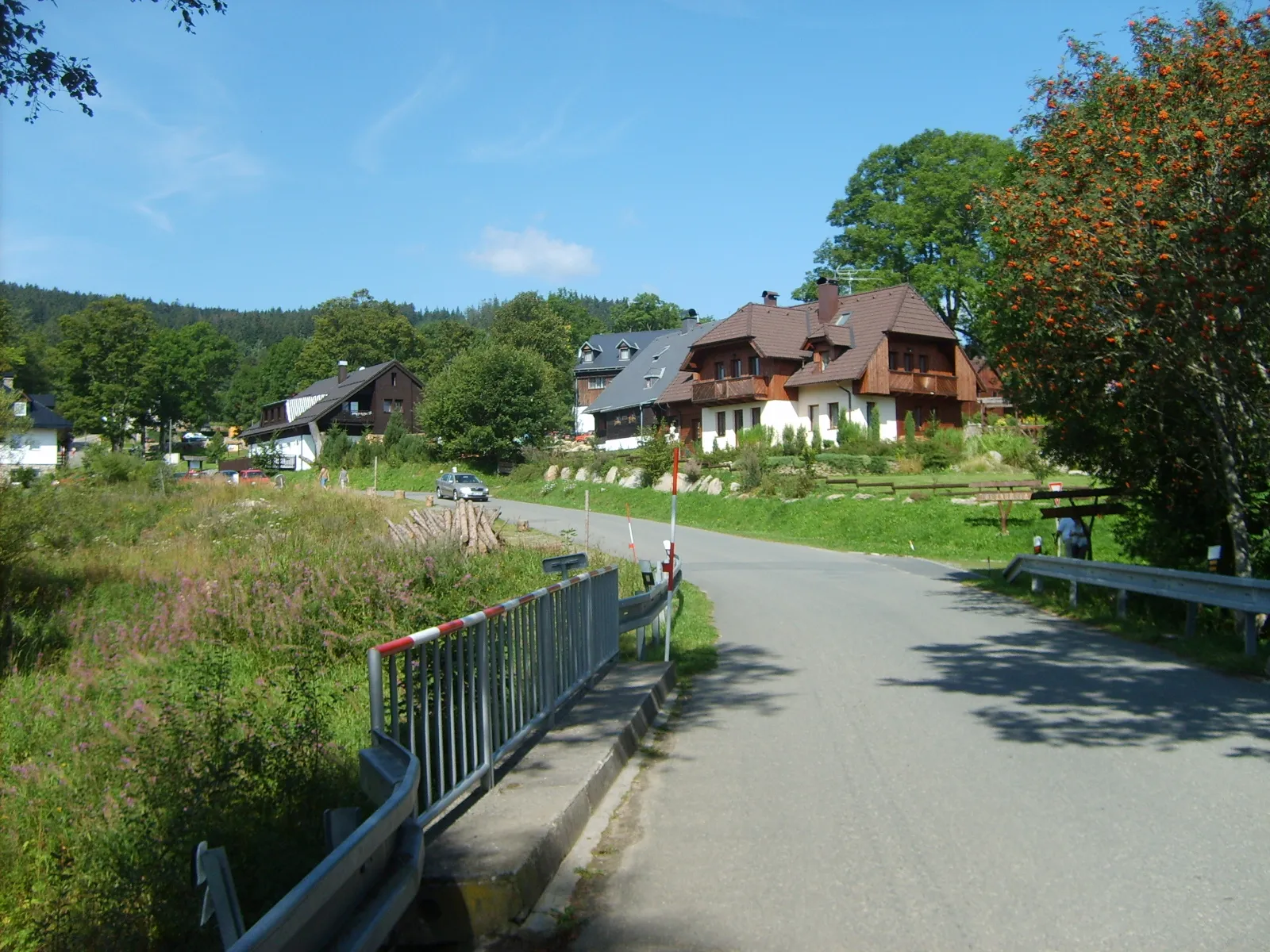 Photo showing: Entry to Prášily village from way of Srní.
