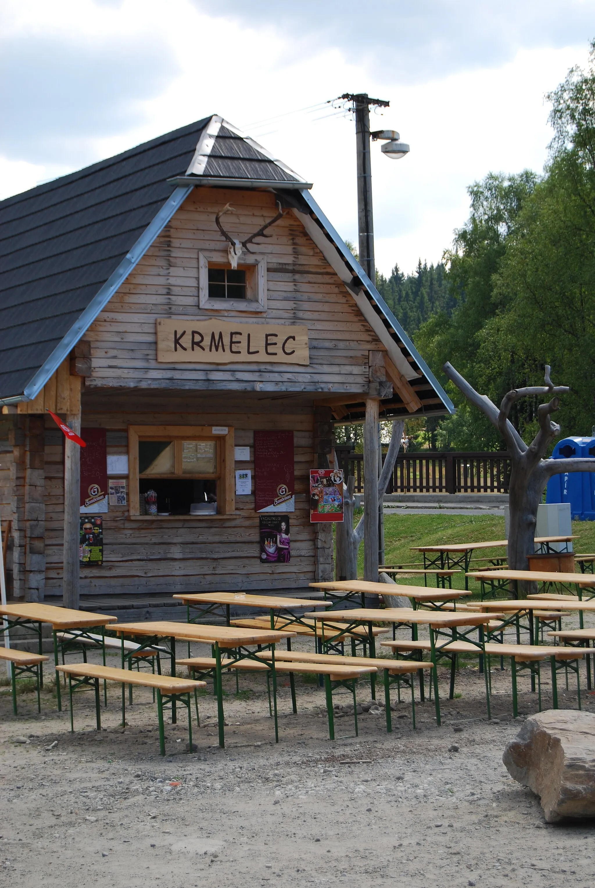 Photo showing: Restaurace na parkovišti. Modrava - (německy Mader) - obec na Šumavě, v okrese Klatovy. Ćeská republika.